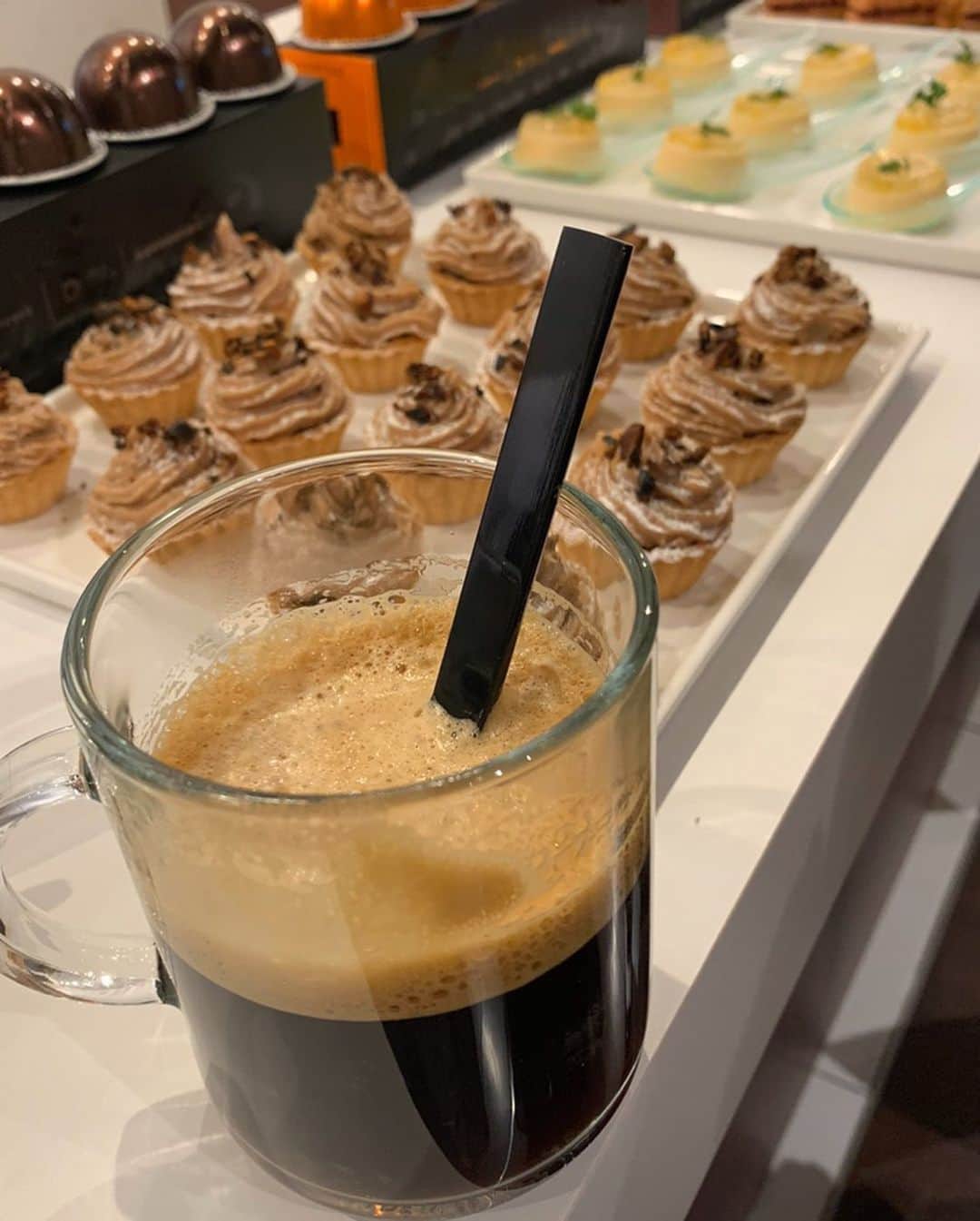 とよた真帆さんのインスタグラム写真 - (とよた真帆Instagram)「私はどちらかと言うとお茶派だったのでコーヒー入門が遅かったのですが大人になり年々好きになるのが不思議です😊美味しいコーヒーが沢山あるからでしょうか。 #六本木ヒルズ で３０日から２日まで開催している  #ネスプレッソ #Nespresso の体験イベントパーティに前田典子ちゃんと伺ってきましたよ^_^  ネスプレッソ代表のパスカルさんともお会い出来ました(^ ^) この日の胸元のキャラクターはrobot君というネックレス  #fashion #mahostyle  #maho #50代ファッション  #50代コーデ  @coomb_official のチュールスカート #シルバーネックレス  @gansilverart  #ありがとう」1月30日 15時04分 - maho_toyota