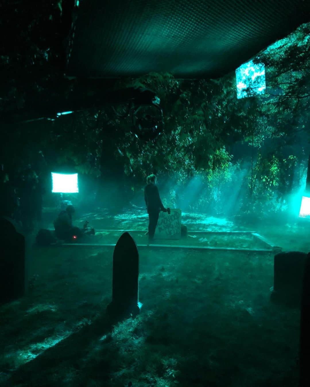 メッチェン・アミックさんのインスタグラム写真 - (メッチェン・アミックInstagram)「In honor of tonight’s #riverdale episode I wanted to share this awesome #bts shot that I took of this force of nature @lilireinhart right before I run into the scene. Her performance always takes my breath away 😍 #nofilter #nightshoot #freezingcoldinthewoods 🥶」1月30日 15時13分 - madchenamick