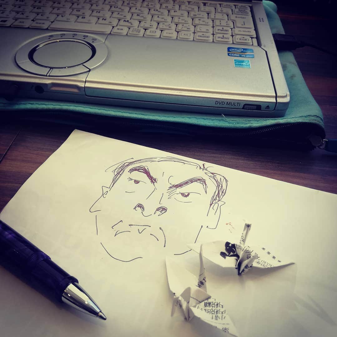 松本隆博のインスタグラム：「。 中学校時代から変わらない 行動パターン…… 勉強中、集中力がなくなると 鶴を折るのと似顔絵書く^^;。 あゴーンね^^;」