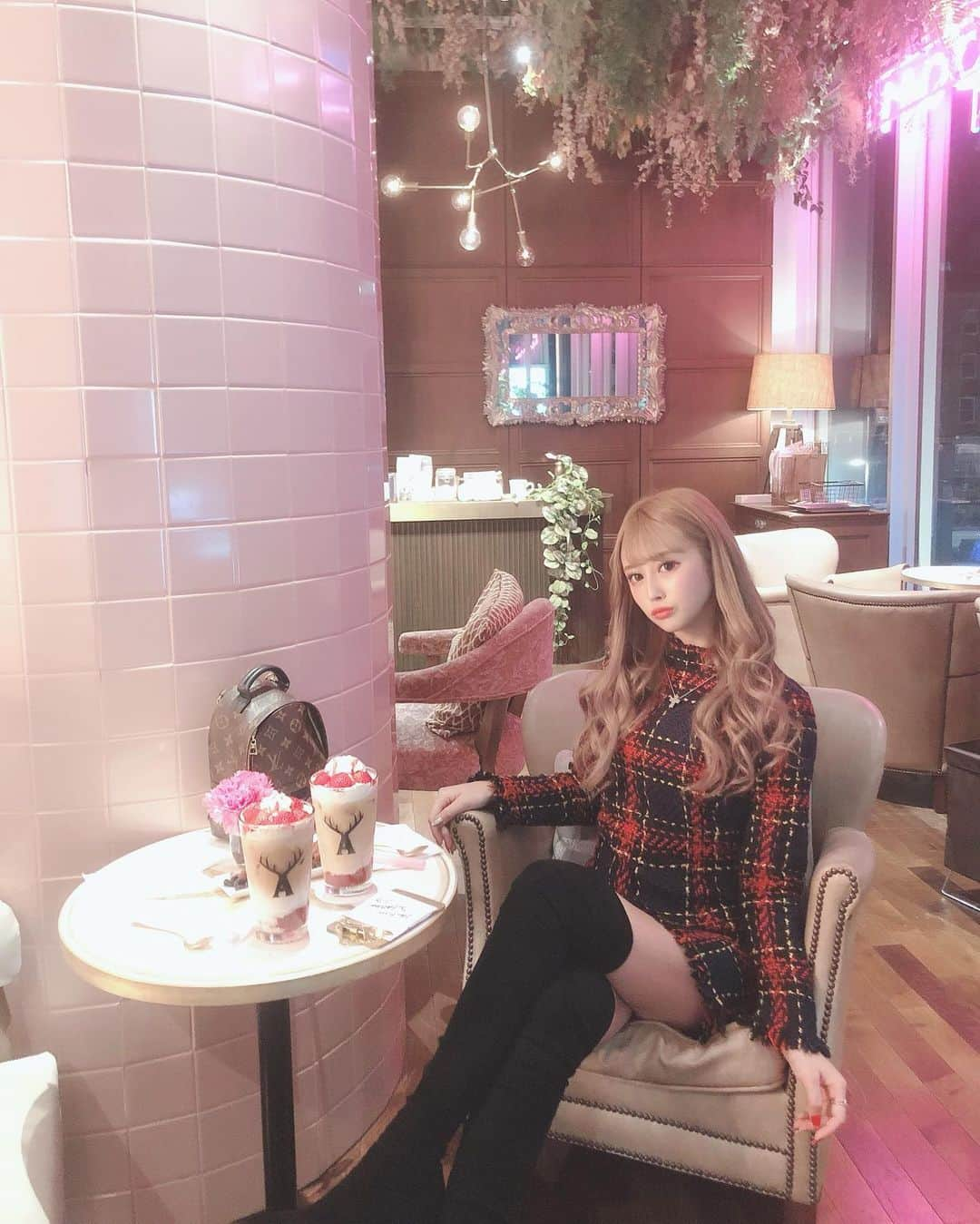 SHIHOさんのインスタグラム写真 - (SHIHOInstagram)「. . cafe time🍓❤️❤️ . 大好きな @alfredjapan 🌟 . いちごのドリンク美味しかった👶💓 . . ワンピース👗 @selectshop_mariya  ブーツ👢 @emoda_official . . #fashion #fashionista #me #tokyo #japanese #japan #ootd #ootdfashion #selectshop #awfashion #ファッション #コーデ #コーティネート #表参道カフェ #alfledtearoom #カフェ巡り #おしゃれカフェ  #ビジョビ」1月30日 15時17分 - cham_pipi