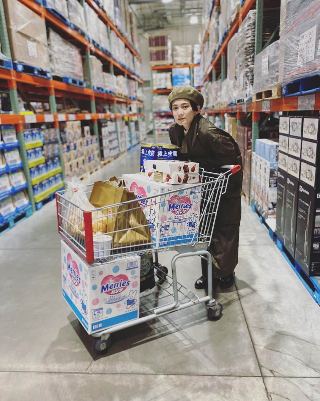 平山奈美のインスタグラム：「🐒なしのコストコ🛒 .  #コストコ #大量 #オムツ #箱買い #メリーズ #マスク #男の子ママ #ママ #ママコーデ #ショート#ベレー帽 #休日 #お出かけ #ドライブ #お買い物 #カーキマン」