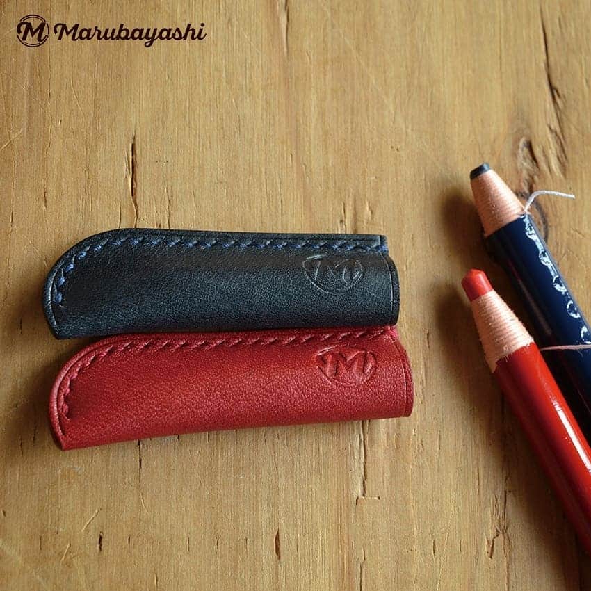 のインスタグラム：「* 三菱鉛筆「ダーマトグラフ」専用のレザーキャップ。  12色の中からカラーオーダーできます。  #三菱鉛筆 #ダーマト #ダーマトグラフ #dermatograph #鉛筆キャップ #えんぴつキャップ #レザークラフト #leathercraft #leatherworks #革好き #loveleather #leatherdesign」
