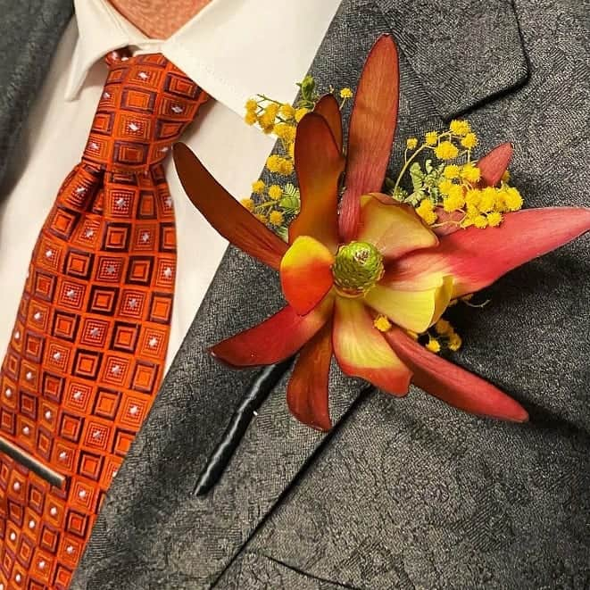 アイクベーハーさんのインスタグラム写真 - (アイクベーハーInstagram)「We're loving these sunset vibes from @afloweringlapel, wearing one of our bold orange palette ties! Pops of color like this are our favorite 🌇 . . . . . #menswear #suitup #ikebehar #classic #classicmenswear #mensstyle #suitandtie #menswearblog #vintage #film #style #mensfashion #fashionblog #suitandtie #blacktie #behar #suited #whiskey #fallfashion #tuxedo #slimfitsuit #ties #mtmevent #plaid #patterns #dapper #boots #leather」1月30日 15時24分 - ikebehar