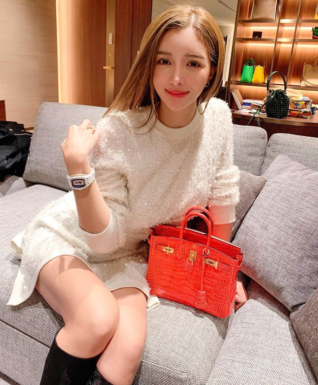 濱野りれさんのインスタグラム写真 - (濱野りれInstagram)「👸💫💫 They called me private room for Special Pre-order #FENDI #2020SS There are many clothes with flower pattern, and I could enjoy spring a little earlier🌸 Lala~🌸🌸 -— フェンディのSSの受注会に行ってきたよ🙈💖 伊勢丹のプライベートルームで新作を見てきたよ〜🤤✨ 花柄のデザインが沢山あって一足先に春を感じれた🌸💕 -— #chanel#chaneldress#chanelclothes#chanelclothing#preorderjapan#whitefashion#whitestyle#whitecode#luxurybrand#hermes#hermesbirkin#hermesbag#hermescroco#birkin25#birkincroco#richardmille#luxurywatch #isetan#isetanshinjuku  #シャネル#シャネル好き#エルメス#バーキン#バーキンクロコ#フェンディ#伊勢丹#お買い物#ホワイトコーデ」1月30日 15時40分 - riregram