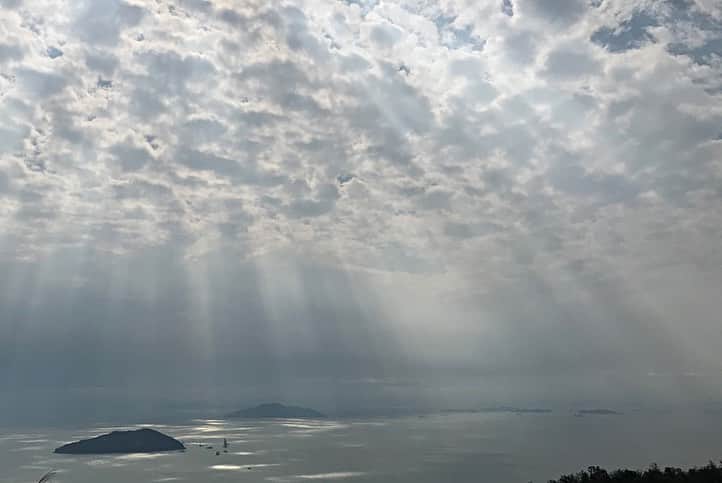 井川祐輔さんのインスタグラム写真 - (井川祐輔Instagram)「香港滞在記#152 旧正月を利用して、 サッカー仲間と香港内で人が登れる山の最高峰である、鳳凰山(ランタオピーク)へハイキングに行きました。 長男・次男も連れてのハイキング。どうなることかと思いましたが、弱音を吐かず頑張ってハイキングコースを制覇しました。  香港に来てから気軽にアウトドアスポーツに触れる機会が多くなり、特にハイキングはハマりそうな予感。 #香港滞在記#香港#ハイキング#トレイル#違いがわからん#自然#アウトドアスポーツ#山登り#鳳凰山 #hongkong#hk#hiking#trail #mountain#outdoorsports #lantaupeak」1月30日 15時33分 - yusukeigawa_4