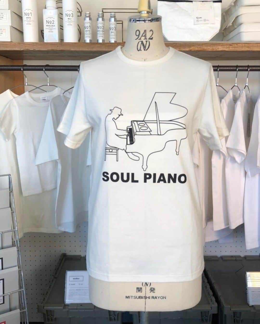 SWING-O a.k.a. 45さんのインスタグラム写真 - (SWING-O a.k.a. 45Instagram)「"SOUL PIANO" Tシャツ作りました SWING-Oのソロピアノアルバム"SOUL PIANO"の自画像イラストデザインのTシャツが出来ました メイドインジャパンの「残布tee」という素敵なコンセプトを提案している、 @armi_tokyo というTシャツブランドとのコラボTになります 「残布tee」とは 生地を編むとき、縫製するとき、生産過程において出てしまう 半端な生地の残りを言います。 通常は、流通にのらず廃棄されてしまいますが、半端なだけで、生地自体のクオリティーに問題はなく使える残り布です。  そんな残布の再利用率は日本は欧米と比べるとかなり低いそうで その課題に、縫製を含めたTシャツのクオリティにこだわることで おしゃれな形での残布利用を実現したということですね エコロジーな視点からも素敵なコンセプトです (古着再利用とはまた違うよ！お間違えなく！) さらにはこのブランドは 着古して傷んできた場合の「染め」による再生も提案しています 末長く一つのTシャツを着続けて欲しい、ということですね  という特別に手間をかけたTシャツでもあるので 3サイズそれぞれ10着ずつしか作っておりません！値段もそれなりにはします！ それぞれオフホワイトな色味で、ちょっとずつ違います つまり「一点物」ですねw  ひとまずは2月7日のソロピアノライブからの販売になります 通販などはスンマセンが、現状はやる予定はございません  ぜひ手に取ってみてくださいね 購入いただいた方は、愛してやってください 売り切れごめん！お早目に✋ "SOUL PIANO" T-shirt QUO. : COTTON 100% 残布tee COLOR : Off White ¥4,500 (w tax)  サイズ02(通常のレディSサイズぐらい) 身丈 63　バスト 92　肩幅 38　袖丈 20.5  サイズ04(通常メンズMサイズくらい) 身丈 69　バスト104　肩幅45　袖丈23.5  サイズ05(通常メンズLサイズくらい) 身丈 72　バスト110　肩幅48　袖丈25  #2月7日ソロピアノライブ #お待ちしております」1月30日 15時33分 - swingo45