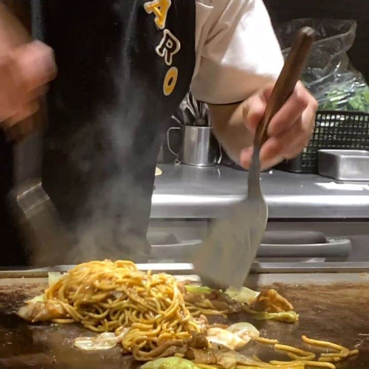 Japan Food Townのインスタグラム：「You can enjoy wonderful live performance on the iron plate always! Let's enjoy the sound of sizzling, smells during cooking also, the performances even if before start bring food into your mouth.  Teppanyaki will be always one of popular Japanese Cuisine. "Osaka Kitchen" in Japan Food Town will present and serve authentic Teppanyaki as Osaka Style!  Check this short video and we believe it will make you feel appetite. Visit "Osaka Kitchen" and sit in front of iron plate to enjoy your favourite Teppanyaki Menu through your eyes, ears, nose and mouth!! Japan Food Town is located at 435 Orchard Road, Wisma Atria Unit 04-39/54. Osaka Kitchen is located at Wisma Atria #04-46 in Japan Food Town.  鉄板焼きの醍醐味は熱々で召し上がる料理はもちろんですが鉄板で調理するパフォーマンスを見るのも楽しみですね！ 焼きあがって召し上がる前でも目の前で調理するシズル音や香り、そしてコテ等を使いながら華麗に調理するパフォーマンスを見ているともっとお腹がすいてきてしまいます。  今や鉄板焼きは名前もそのまま海外でも使われる程人気の日本料理になりました。Japan Food Town内の「大阪キッチン」は鉄板料理の本場大阪の伝統スタイルの熱々鉄板焼きメニューが盛りだくさん！  この動画を見たらきっとお腹が空いてきちゃいますね。そんな時はJapan Food Town内の「大阪キッチン」の鉄板の前に座ってお好みの料理を調理しているところから堪能して下さい！  #osaka #okonomiyaki #teppan #soulfood #japanfoodtown #japanesfood #eatoutsg #sgeat 　#foodloversg #sgfoodporn #sgfoodsteps #instafoodsg #japanesefoodsg #foodsg #orchard 　#sgfood #foodstagram #singapore #wismaatria #wagyu #wagyusteak #sizzling #cny 　#chinesenewyear #lunarnewyear」