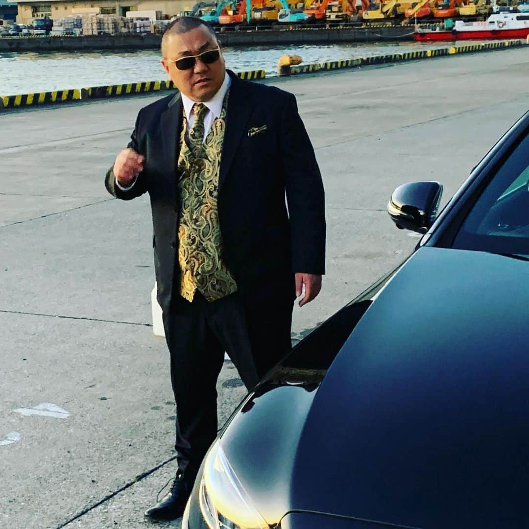 山本圭壱さんのインスタグラム写真 - (山本圭壱Instagram)「なかなか似合っちょるっしょ。 スーツもいいね。 #スーツもいいね #近日お披露目 #さてなんでしょう #お楽しみに #山本圭壱 #ウフフ」1月30日 15時38分 - yamamogt