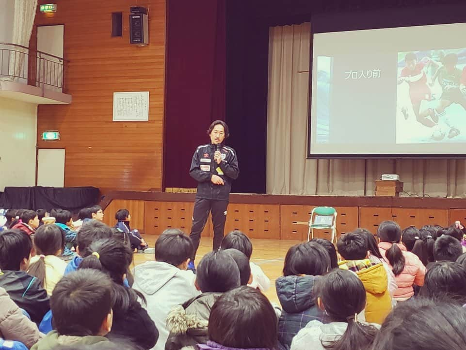 石川直宏さんのインスタグラム写真 - (石川直宏Instagram)「府中市立矢崎小学校でのオリパラ授業✨ キャラバン隊 × 講演 の取り組みも学校や各行政の理解・価値を感じていただき増えてきています。  体験・経験→話からリンクさせて生徒それぞれの日常に繋げられる可能性。サッカーやスポーツを通じて、仲間への意識やコミュニケーション・工夫しながらチャレンジを積み重ねて生まれる結果をまたどう繋げるか。  楽しかった♪ はもちろん大事！なぜ楽しかったのか？なぜ上手くいったのか？なぜ上手くいかなかったのか？その1つ1つのプロセスが更に大事である事を少しでも感じてもらえれば。今の自分だからこそ積み重ねられる事が、必ずこれからに繋がると。  後日学校の先生から聞いた話。算数の授業で問題が解けずに困っていた友達をみて、「難しくても1歩1歩だよ！」といった声がけがあったそうです。 生徒たちが自らの日常に繋げてくれている事にとても嬉しくなりました♪  橋向コーチ、小泉コーチ、スタッフや学校関係者の皆さん、ありがとうございました🤝 . #オリパラ授業 #tokyo2020 #キャラバン隊 × #講演 #fctokyo #FC東京 #tokyo #FC東京ファミリー #FC東京普及部 #fctokyoclubcommunicator  #FC東京クラブコミュニケーター #CC」1月30日 15時43分 - sgss.18