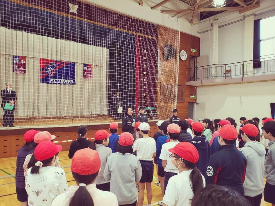 石川直宏さんのインスタグラム写真 - (石川直宏Instagram)「府中市立矢崎小学校でのオリパラ授業✨ キャラバン隊 × 講演 の取り組みも学校や各行政の理解・価値を感じていただき増えてきています。  体験・経験→話からリンクさせて生徒それぞれの日常に繋げられる可能性。サッカーやスポーツを通じて、仲間への意識やコミュニケーション・工夫しながらチャレンジを積み重ねて生まれる結果をまたどう繋げるか。  楽しかった♪ はもちろん大事！なぜ楽しかったのか？なぜ上手くいったのか？なぜ上手くいかなかったのか？その1つ1つのプロセスが更に大事である事を少しでも感じてもらえれば。今の自分だからこそ積み重ねられる事が、必ずこれからに繋がると。  後日学校の先生から聞いた話。算数の授業で問題が解けずに困っていた友達をみて、「難しくても1歩1歩だよ！」といった声がけがあったそうです。 生徒たちが自らの日常に繋げてくれている事にとても嬉しくなりました♪  橋向コーチ、小泉コーチ、スタッフや学校関係者の皆さん、ありがとうございました🤝 . #オリパラ授業 #tokyo2020 #キャラバン隊 × #講演 #fctokyo #FC東京 #tokyo #FC東京ファミリー #FC東京普及部 #fctokyoclubcommunicator  #FC東京クラブコミュニケーター #CC」1月30日 15時43分 - sgss.18