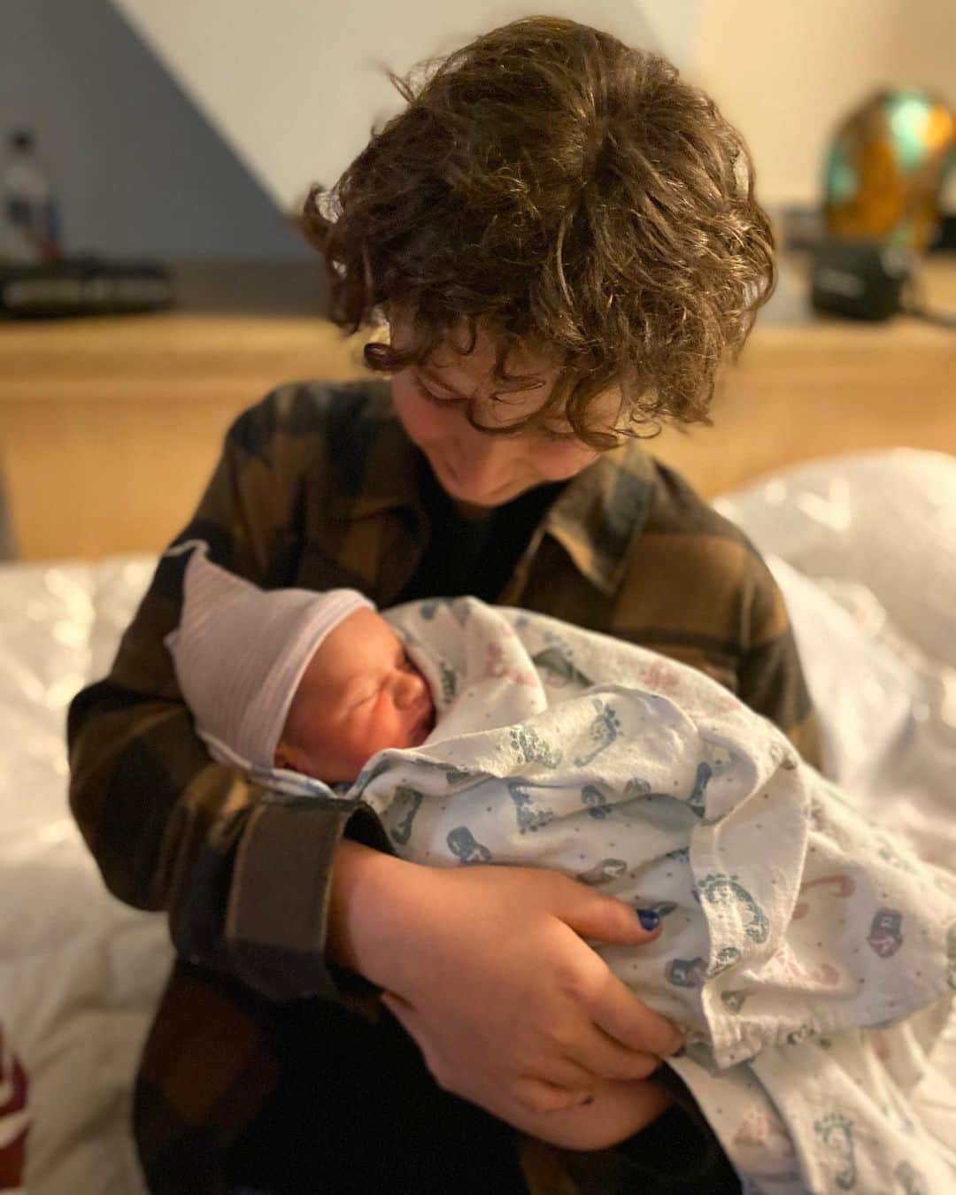 オーガスト・マトゥーロのインスタグラム：「I’m an UNCLE and my nephew Midnight is PERFECT! Congratulations to my sister @michelematuro & @bear」