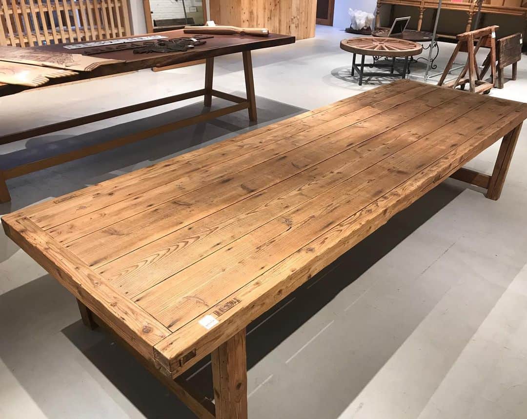 のインスタグラム：「只今、CPCM原宿店では店頭で使用していたアンティーク什器・備品を破格にてお売りしております。 2月16日までの期間限定になりますので、お見逃しないようご来店下さい。 ※全て1点のみになりますので売り切れの際はご容赦下さい。  wood table ¥20.000+tax 長さ296㎝x幅96㎝x高さ63㎝  ありがとうございます。完売しました。  #cpcm  #シーピーシーエム #アンティーク #什器 #家具 #ショーケース #テーブル」
