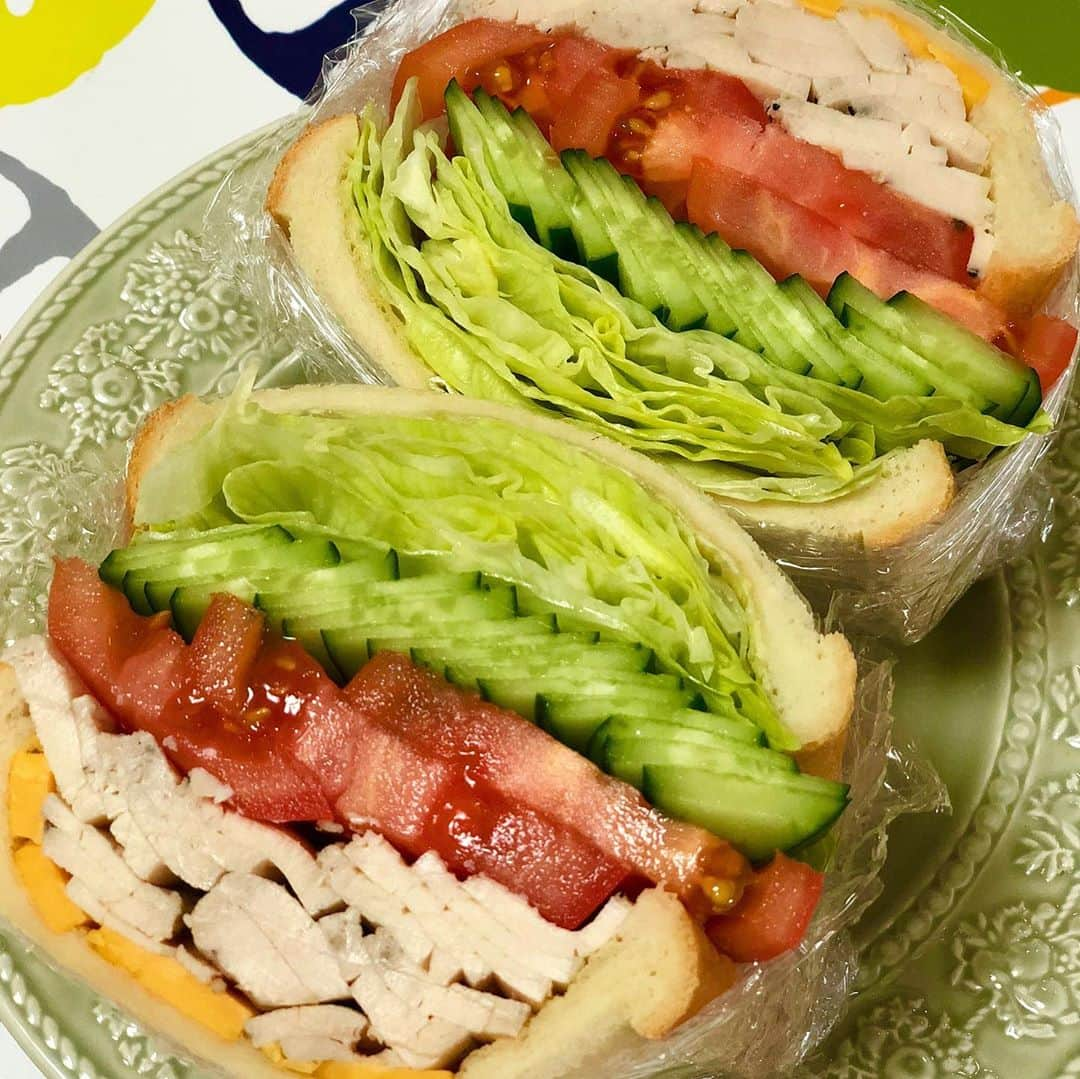 舟橋菜々さんのインスタグラム写真 - (舟橋菜々Instagram)「色々わんぱくサンド🥪 良く頂く質問 ・パンは何枚切りですか？→6枚切りです🍞 ・水分でベシャっとなりませんか？→パンにバターやマヨネーズを塗る、野菜は水分をしっかり拭いてから挟む、ソースやドレッシング類はなるべく使わないetcでベシャっとさが軽減されるかと思います🤓 ・どうやって食べるのですか？→そのまま大きくお口を開けてガブっと🦁 ・切る時に崩れてしまいます→私はラップを3回に分けて巻いているのですが、最後の一巻きは包丁を入れる方向と同じ向きにすると良いと思います。1巻目と3巻目はピンッと張るようにキツく巻くイメージで💡 あと包丁は良く研いでおくと良いです🔪 #lunch#cook#cooking#sandwich#yummy#healthy#vegetables#happy#smile#わんぱくサンド#サンドイッチ#ランチ#パン#お弁当#野菜#ヘルシー#タンパク質」1月30日 15時55分 - wombatnana