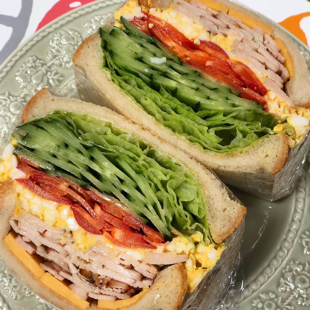 舟橋菜々さんのインスタグラム写真 - (舟橋菜々Instagram)「色々わんぱくサンド🥪 良く頂く質問 ・パンは何枚切りですか？→6枚切りです🍞 ・水分でベシャっとなりませんか？→パンにバターやマヨネーズを塗る、野菜は水分をしっかり拭いてから挟む、ソースやドレッシング類はなるべく使わないetcでベシャっとさが軽減されるかと思います🤓 ・どうやって食べるのですか？→そのまま大きくお口を開けてガブっと🦁 ・切る時に崩れてしまいます→私はラップを3回に分けて巻いているのですが、最後の一巻きは包丁を入れる方向と同じ向きにすると良いと思います。1巻目と3巻目はピンッと張るようにキツく巻くイメージで💡 あと包丁は良く研いでおくと良いです🔪 #lunch#cook#cooking#sandwich#yummy#healthy#vegetables#happy#smile#わんぱくサンド#サンドイッチ#ランチ#パン#お弁当#野菜#ヘルシー#タンパク質」1月30日 15時55分 - wombatnana