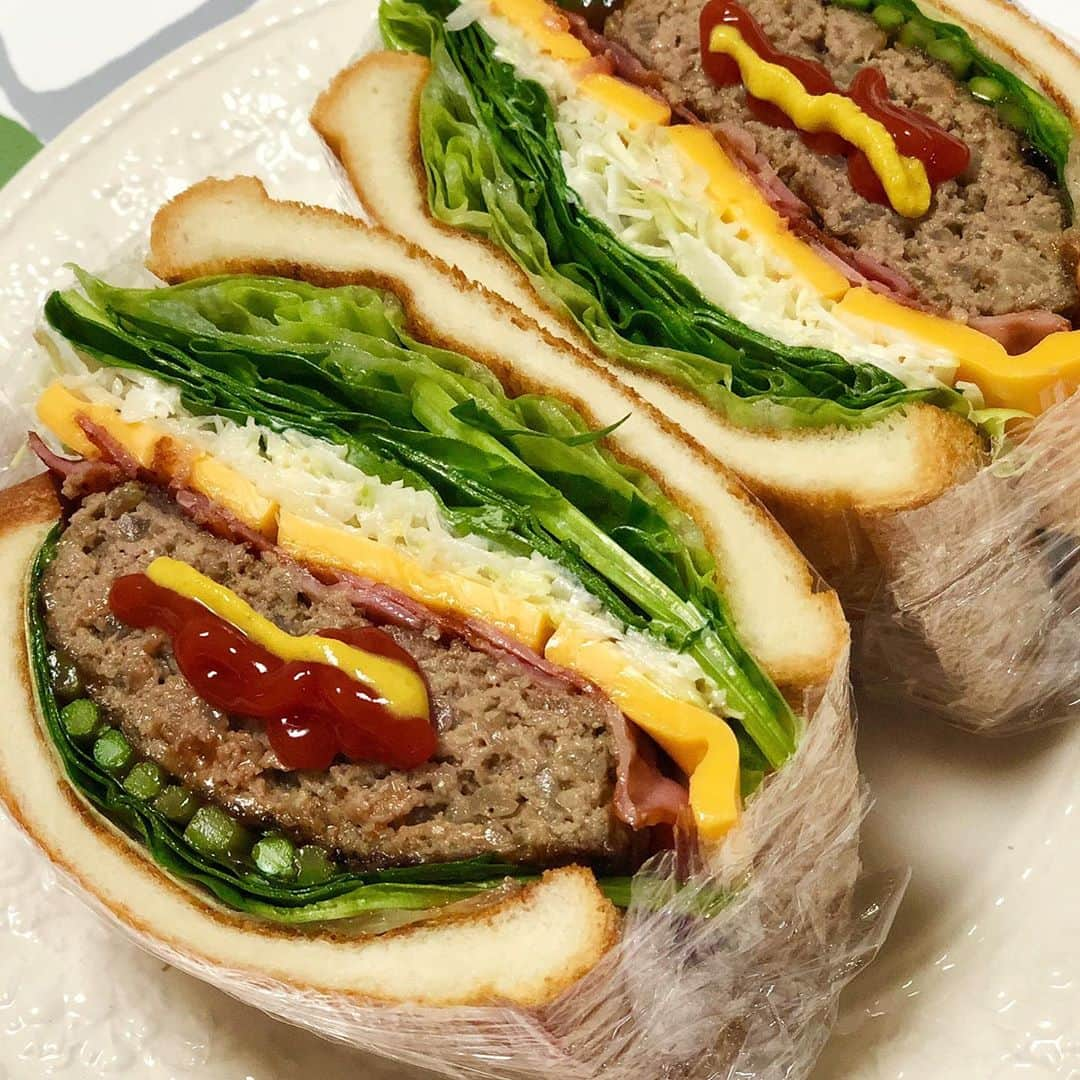 舟橋菜々さんのインスタグラム写真 - (舟橋菜々Instagram)「色々わんぱくサンド🥪 良く頂く質問 ・パンは何枚切りですか？→6枚切りです🍞 ・水分でベシャっとなりませんか？→パンにバターやマヨネーズを塗る、野菜は水分をしっかり拭いてから挟む、ソースやドレッシング類はなるべく使わないetcでベシャっとさが軽減されるかと思います🤓 ・どうやって食べるのですか？→そのまま大きくお口を開けてガブっと🦁 ・切る時に崩れてしまいます→私はラップを3回に分けて巻いているのですが、最後の一巻きは包丁を入れる方向と同じ向きにすると良いと思います。1巻目と3巻目はピンッと張るようにキツく巻くイメージで💡 あと包丁は良く研いでおくと良いです🔪 #lunch#cook#cooking#sandwich#yummy#healthy#vegetables#happy#smile#わんぱくサンド#サンドイッチ#ランチ#パン#お弁当#野菜#ヘルシー#タンパク質」1月30日 15時55分 - wombatnana