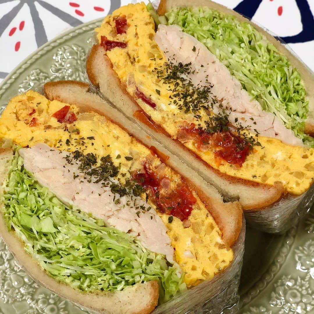 舟橋菜々さんのインスタグラム写真 - (舟橋菜々Instagram)「色々わんぱくサンド🥪 良く頂く質問 ・パンは何枚切りですか？→6枚切りです🍞 ・水分でベシャっとなりませんか？→パンにバターやマヨネーズを塗る、野菜は水分をしっかり拭いてから挟む、ソースやドレッシング類はなるべく使わないetcでベシャっとさが軽減されるかと思います🤓 ・どうやって食べるのですか？→そのまま大きくお口を開けてガブっと🦁 ・切る時に崩れてしまいます→私はラップを3回に分けて巻いているのですが、最後の一巻きは包丁を入れる方向と同じ向きにすると良いと思います。1巻目と3巻目はピンッと張るようにキツく巻くイメージで💡 あと包丁は良く研いでおくと良いです🔪 #lunch#cook#cooking#sandwich#yummy#healthy#vegetables#happy#smile#わんぱくサンド#サンドイッチ#ランチ#パン#お弁当#野菜#ヘルシー#タンパク質」1月30日 15時55分 - wombatnana