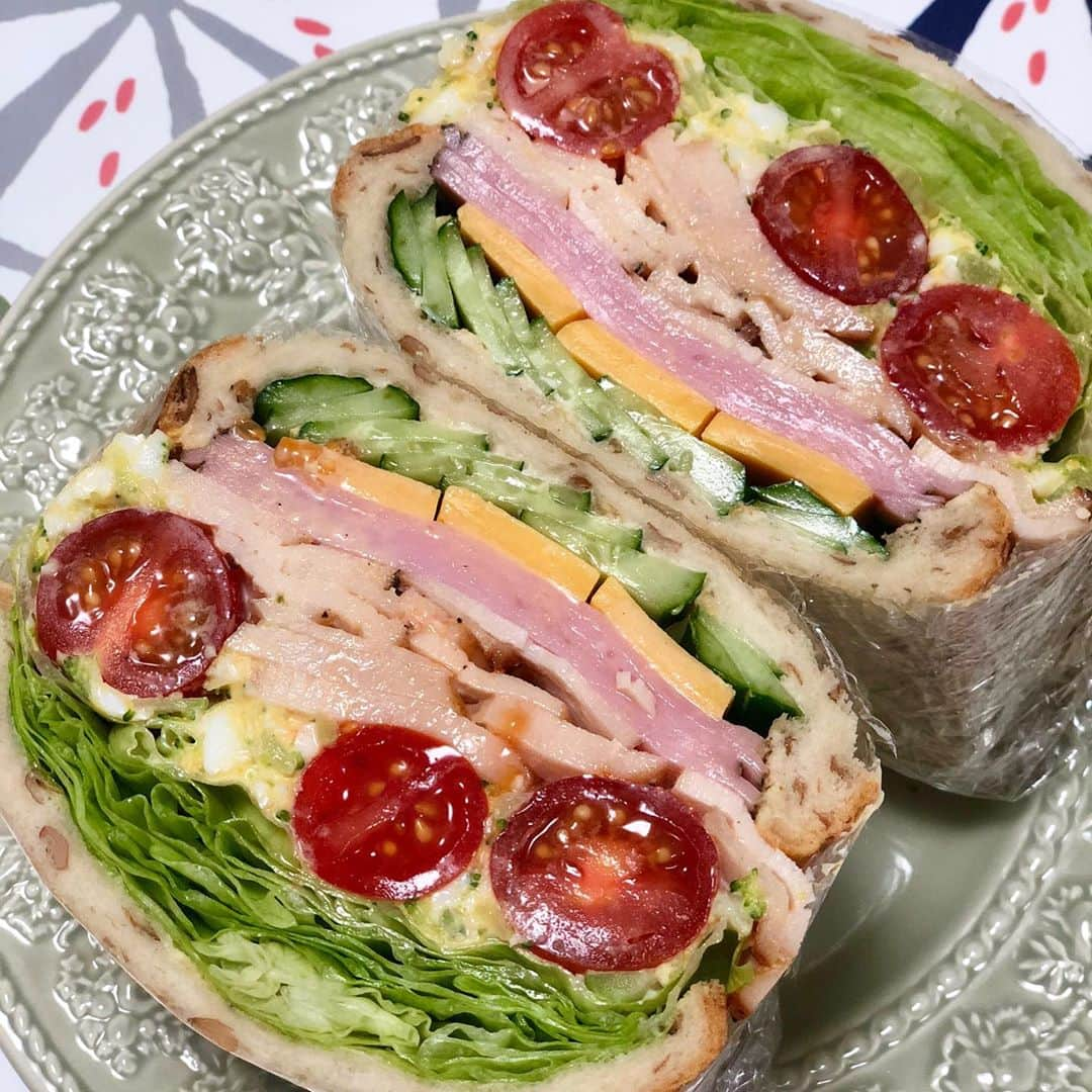 舟橋菜々さんのインスタグラム写真 - (舟橋菜々Instagram)「色々わんぱくサンド🥪 良く頂く質問 ・パンは何枚切りですか？→6枚切りです🍞 ・水分でベシャっとなりませんか？→パンにバターやマヨネーズを塗る、野菜は水分をしっかり拭いてから挟む、ソースやドレッシング類はなるべく使わないetcでベシャっとさが軽減されるかと思います🤓 ・どうやって食べるのですか？→そのまま大きくお口を開けてガブっと🦁 ・切る時に崩れてしまいます→私はラップを3回に分けて巻いているのですが、最後の一巻きは包丁を入れる方向と同じ向きにすると良いと思います。1巻目と3巻目はピンッと張るようにキツく巻くイメージで💡 あと包丁は良く研いでおくと良いです🔪 #lunch#cook#cooking#sandwich#yummy#healthy#vegetables#happy#smile#わんぱくサンド#サンドイッチ#ランチ#パン#お弁当#野菜#ヘルシー#タンパク質」1月30日 15時55分 - wombatnana