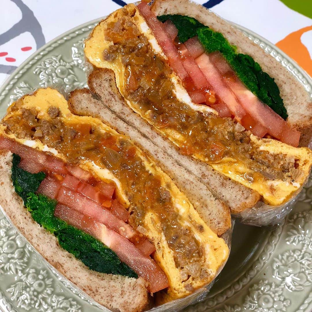 舟橋菜々さんのインスタグラム写真 - (舟橋菜々Instagram)「色々わんぱくサンド🥪 良く頂く質問 ・パンは何枚切りですか？→6枚切りです🍞 ・水分でベシャっとなりませんか？→パンにバターやマヨネーズを塗る、野菜は水分をしっかり拭いてから挟む、ソースやドレッシング類はなるべく使わないetcでベシャっとさが軽減されるかと思います🤓 ・どうやって食べるのですか？→そのまま大きくお口を開けてガブっと🦁 ・切る時に崩れてしまいます→私はラップを3回に分けて巻いているのですが、最後の一巻きは包丁を入れる方向と同じ向きにすると良いと思います。1巻目と3巻目はピンッと張るようにキツく巻くイメージで💡 あと包丁は良く研いでおくと良いです🔪 #lunch#cook#cooking#sandwich#yummy#healthy#vegetables#happy#smile#わんぱくサンド#サンドイッチ#ランチ#パン#お弁当#野菜#ヘルシー#タンパク質」1月30日 15時55分 - wombatnana