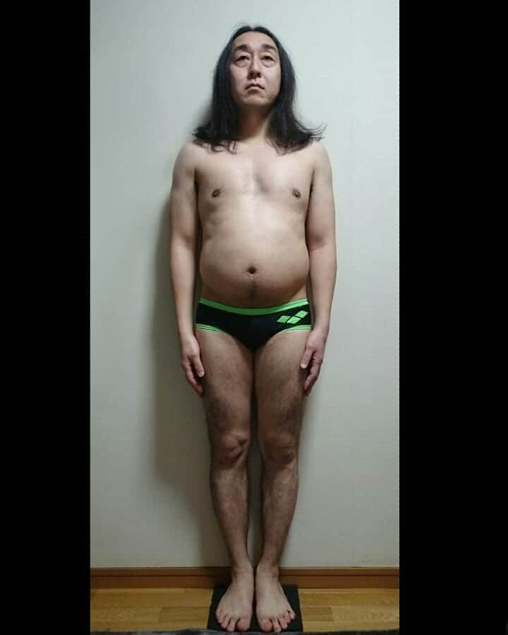 キートンのインスタグラム：「暴飲暴食の結果報告。  体重 67.3kg 体脂肪率 24.0％  でもこれは昨日計った数字と写真。 今日もお腹いっぱい中華を食った。 苦しい。 せっかくリバウンドしたので、仕事としつダイエットのモニターに使って下さい！ マジで痩せる自信あります！ DM下さい。  #キートン #ダイエット #失敗 #モニターやります #dm下さい。」