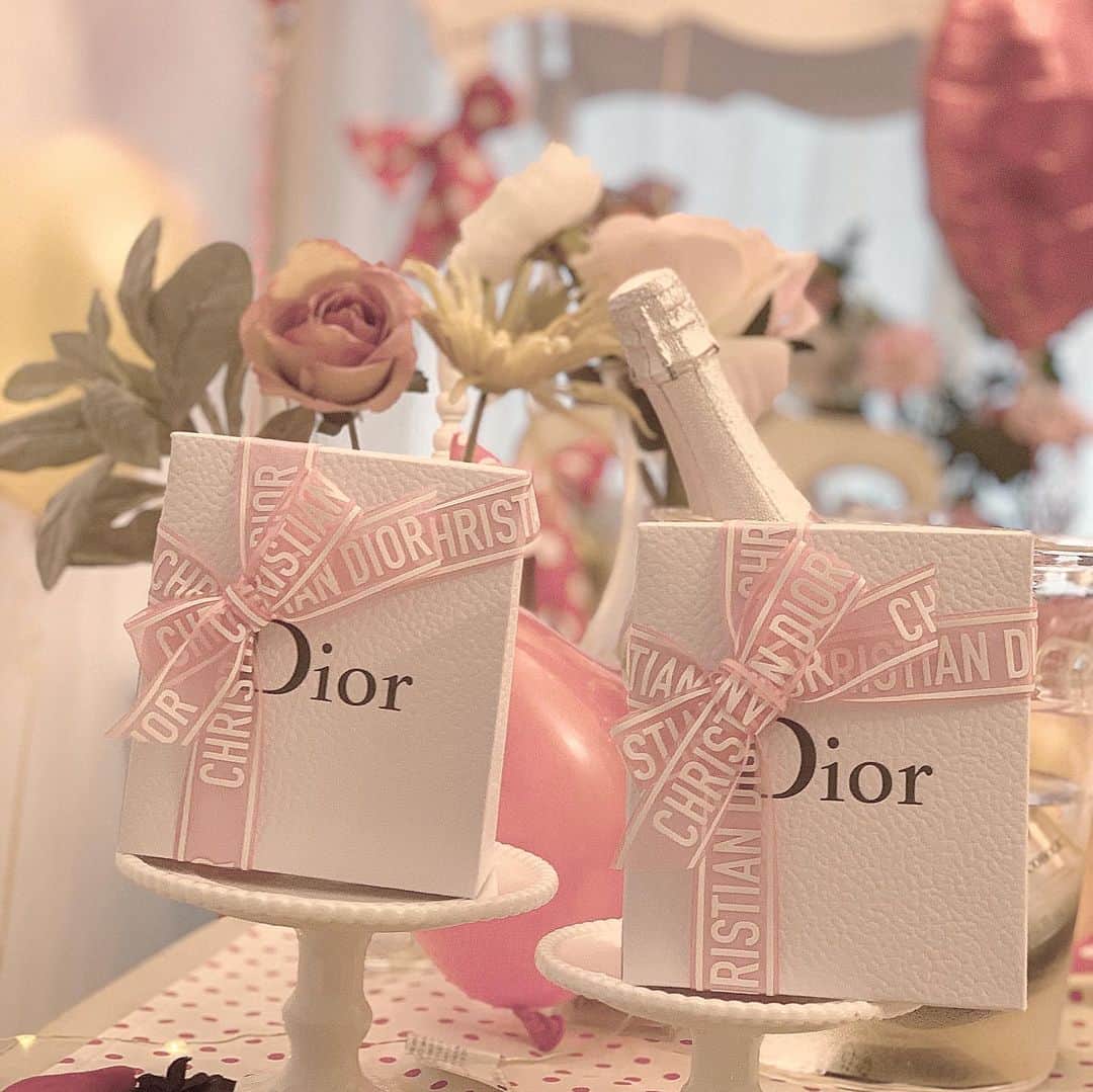 吉川ちえさんのインスタグラム写真 - (吉川ちえInstagram)「姫会の写真の続き🥺💞 サプライズ嬉しかったなぁ🎉🍒 . 双子が白のドレスで りなちゃんとりりかちゃんは赤😍💝💝紅白で良い感じだった🙆‍♀️💕 . りりかちゃんからプレゼントも🎁大切に使いますっ🙈❤️❤️ . #姫会 #Princess #サプライズ #Dior」1月31日 2時49分 - yoshikawachie_16