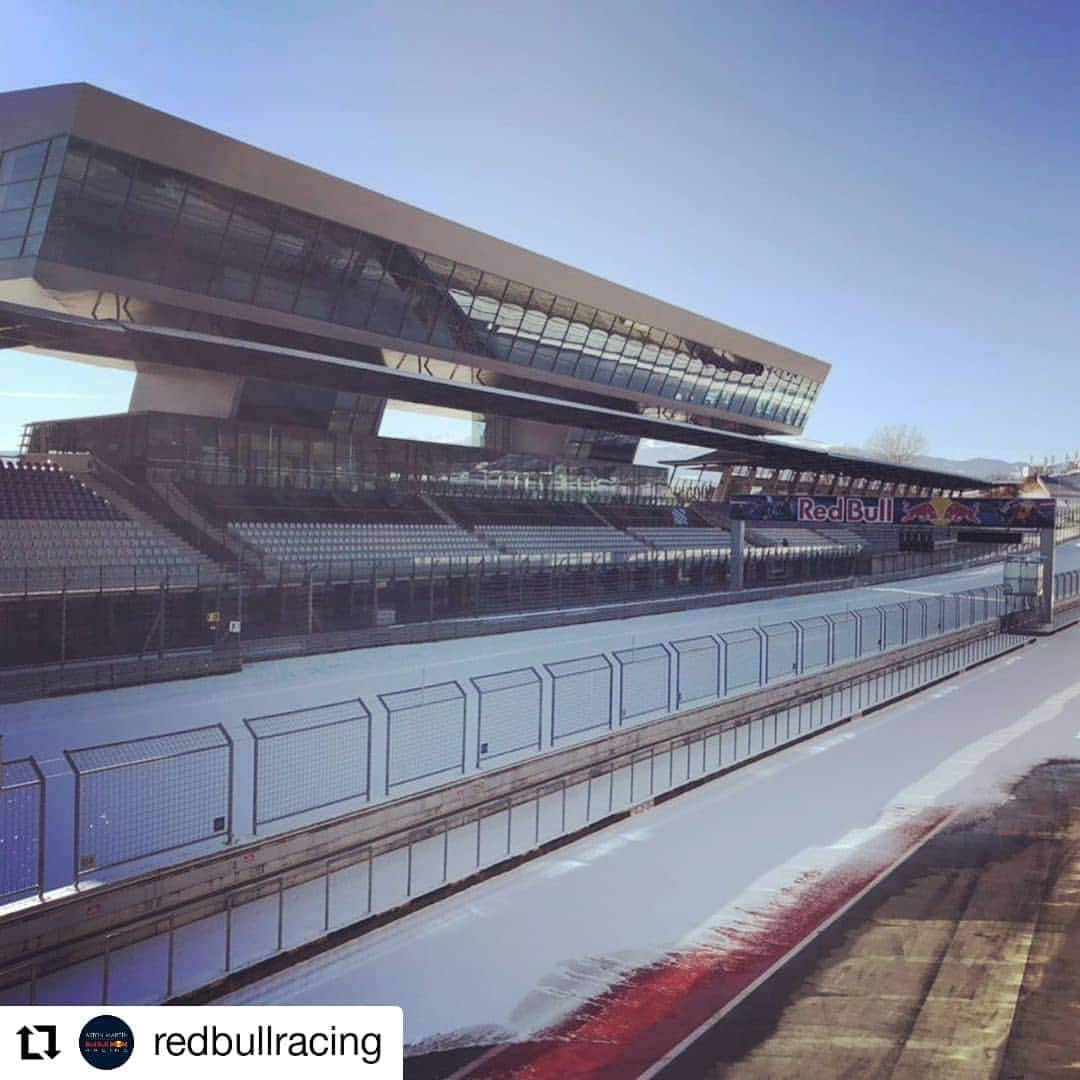 F1さんのインスタグラム写真 - (F1Instagram)「Sled Bull Ring, anyone? 😉🛷 . The @redbullring is looking a little too snowy for slick tyres right now... But it's still a beauty 😍 . 📸 #Repost x @redbullracing .  #F1 #Formula1 #RedBullRing #Spielberg #Snow」1月31日 1時21分 - f1