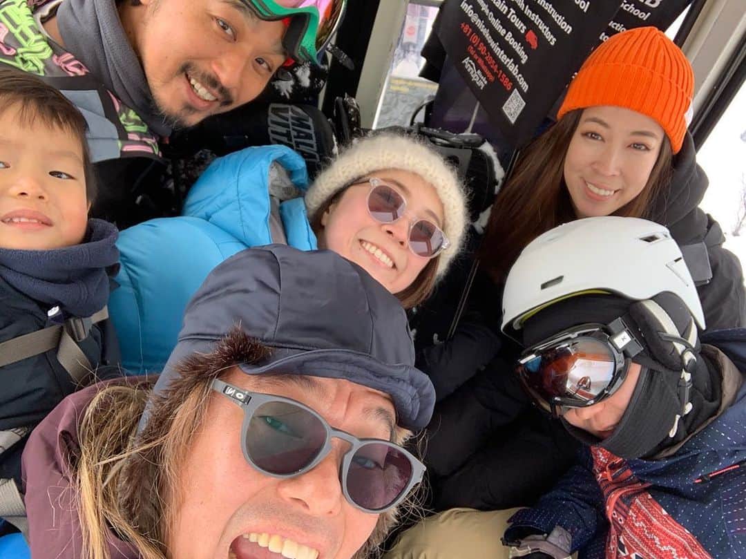 Yukari Imaiのインスタグラム：「思い出いっぱいニセコ旅行⛷ チエさん、フクジ、エリカ、桂一さん、ユイトくんとみんなで旅行出来て楽しかった😭 イヤイヤ期真っ盛りの2歳児との雪山旅行😭　 本当にありがとうございました🙏🏻🙇🏻‍♀️ 毎朝毎晩の温泉が心身共に染みた〜☺️ 癒されました♨️ あーー帰りたくない😭  #ニセコ　#niseko #nisekojapan  #moiwaskiresort #annupuri #甘露の森」