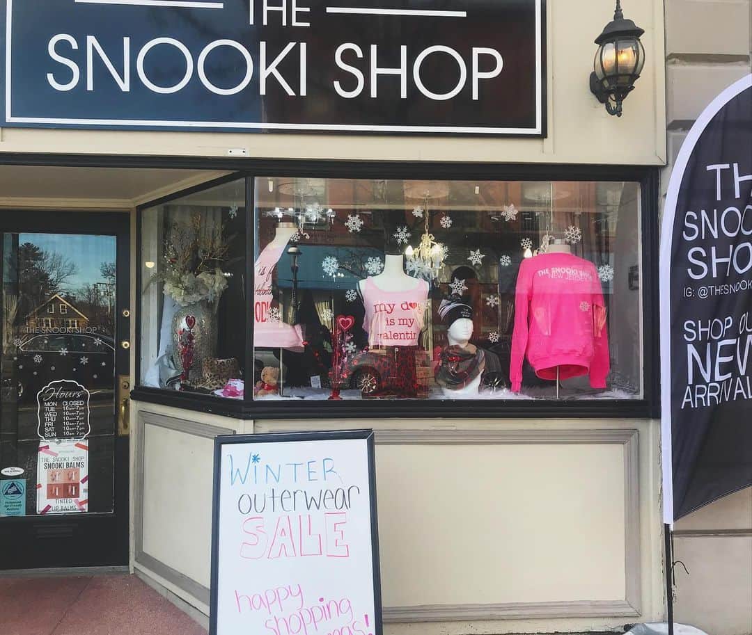 ニコール・ ポリッツィのインスタグラム：「Come on in, Mawma’s! You’re gonna like what ya see 🖤 @thesnookishop  25% OFF SALE STARTS TOMORROW 🔥」