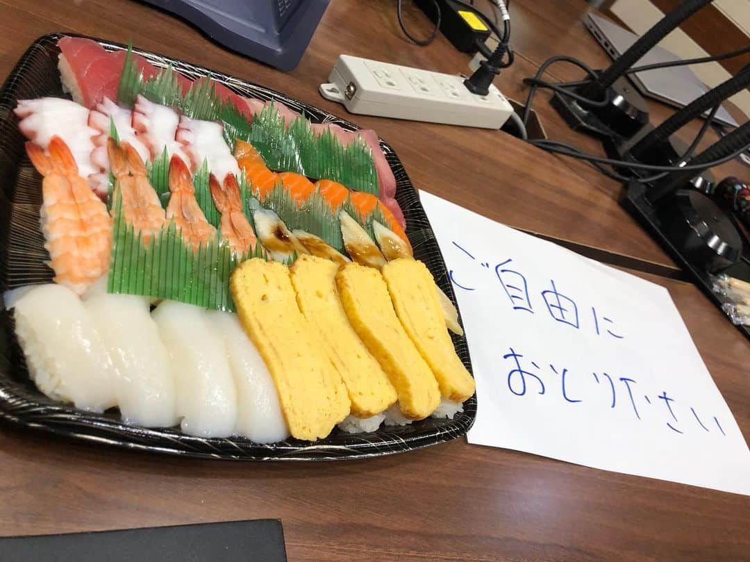 関取花さんのインスタグラム写真 - (関取花Instagram)「本日もTokyoFM「ねるまえのまえ」ありがとうございました😊メッセージテーマは『お寿司にまつわるエトセトラ』でした🍣スタジオにもお寿司があったので生放送しながら合間でずっと食べてました☺️ #ねるまえのまえ」1月31日 1時33分 - dosukoi87