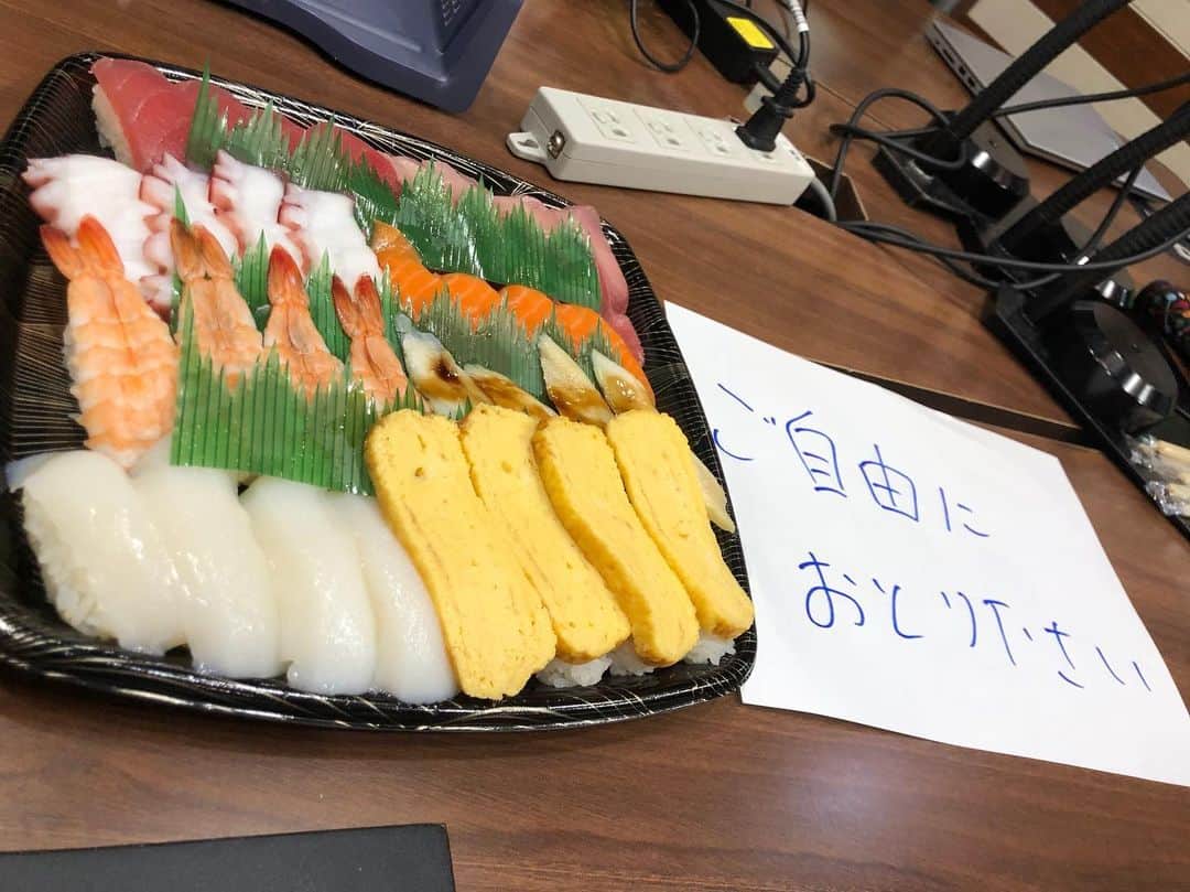 関取花のインスタグラム：「本日もTokyoFM「ねるまえのまえ」ありがとうございました😊メッセージテーマは『お寿司にまつわるエトセトラ』でした🍣スタジオにもお寿司があったので生放送しながら合間でずっと食べてました☺️ #ねるまえのまえ」