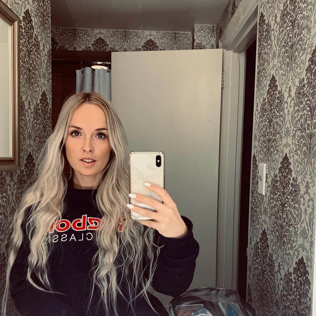 Nika Kljunのインスタグラム：「Golden or super bright hair? 😝 u tell me... . Have a beautiful day everyone, lovers! 😎 Hug more, love more! . #motivationthursday #silverhairdontcare #blondelonghair #loveyouguys #happyearlyweekend」