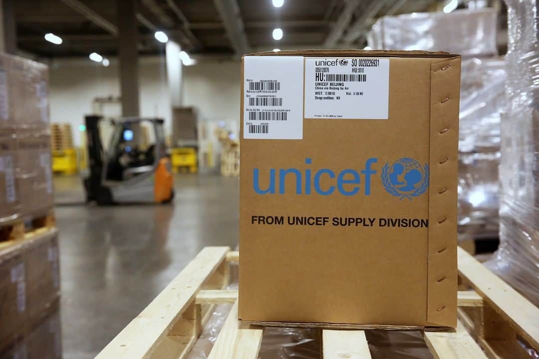 unicefさんのインスタグラム写真 - (unicefInstagram)「We've shipped six metric tons of masks and protective suits to help contain #coronavirus in China. We don't yet know enough about the impact of the virus on children or how many are affected – but we do know that close monitoring and prevention are critical. The coronavirus is spreading at breakneck speed and time is not on our side. UNICEF is working with partners to help halt the virus now.」1月31日 1時44分 - unicef