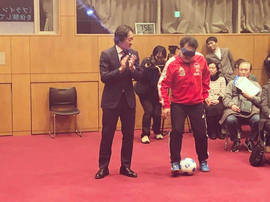 石川直宏さんのインスタグラム写真 - (石川直宏Instagram)「調布市文化会館たづくりで行った「FC東京×ブラインドサッカー講演会」✨たくさんの方々にご参加いただきました🤝  講師として自身の生い立ち、ブラインドサッカーの魅力や東京オリンピックパラリンピックの見どころを熱く語ってくれたのは、パペレシアル品川所属で日本代表強化指定選手でもある寺西一選手(ハジくん)。 僕は同じく講師、そしてファシリテーターとして登壇・進行させていただきました。  ハジくんの人柄はもちろん、日本ブラインドサッカー協会、調布市のご協力もあって素敵な講演・体験会になりました。  ブラインドサッカー・パラスポーツの持つ可能性や価値を皆さんと共有出来た機会になったと思います。  共生社会とは？ そもそも何をもって健常者、障がい者なのか。違和感しかありません。 「不便を感じる事はあっても、不幸ではない」  そう表現したパラアスリートの方がいました。 不便に思わせてしまっている世の中こそ不幸だと思います。  共生社会と言う言葉が無くなる、当たり前にお互いリスペクト・理解し合える世の中にしていきたい。スポーツにはそんな世の中にしていける可能性やパワーがあります。  地道に着実に一歩ずつかもしれません。そんな新たな一歩を今回の講演会からも踏み出せたと思っています✨  皆さん、ありがとうございました😊 . #ブラインドサッカー講演会 #日本ブラインドサッカー協会 #ブラインドサッカー #ブラサカ #burasaka #5人制サッカー  #パペレシアル品川 #日本代表強化指定選手 #寺西一 選手 #調布市 #パラハートちょうふ #東京2020 #オリンピック#パラリンピック #fctokyo #FC東京 #tokyo #FC東京ファミリー #fctokyoclubcommunicator  #FC東京クラブコミュニケーター #CC」1月31日 1時48分 - sgss.18