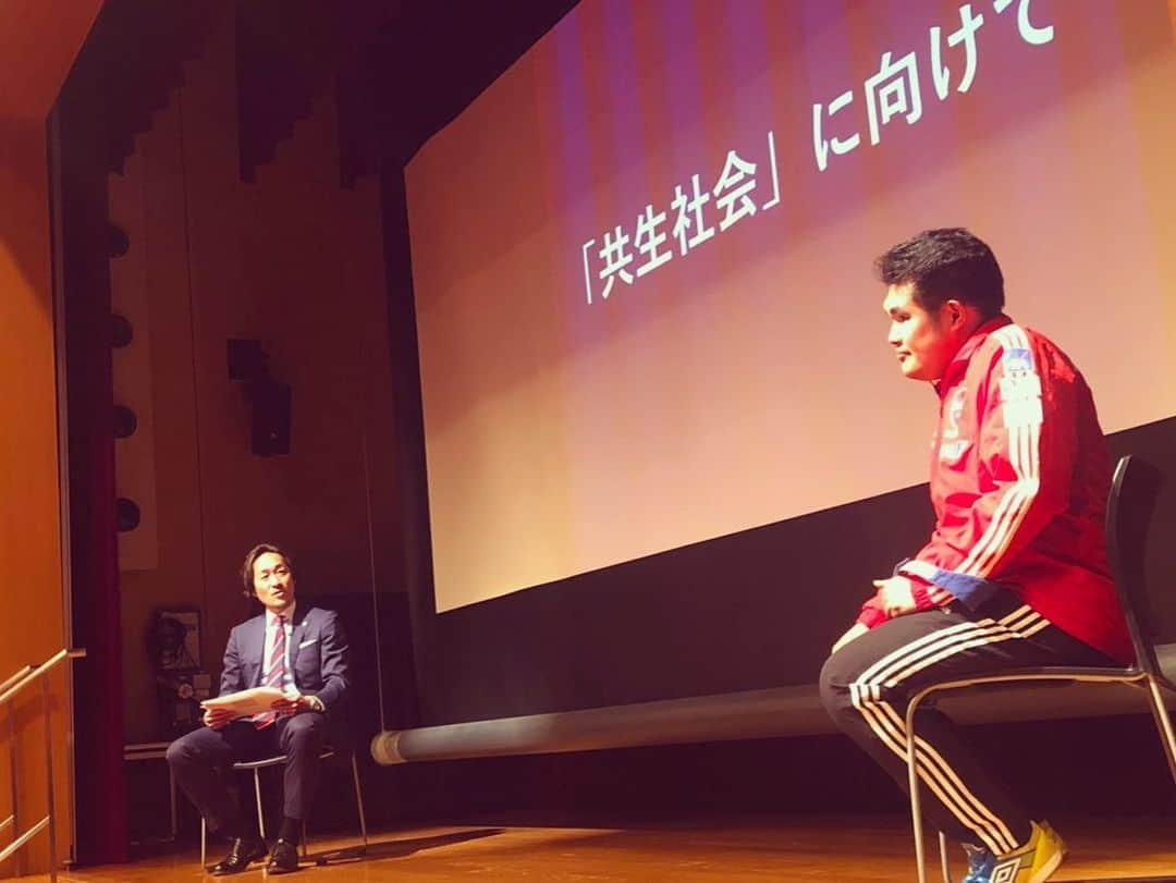 石川直宏さんのインスタグラム写真 - (石川直宏Instagram)「調布市文化会館たづくりで行った「FC東京×ブラインドサッカー講演会」✨たくさんの方々にご参加いただきました🤝  講師として自身の生い立ち、ブラインドサッカーの魅力や東京オリンピックパラリンピックの見どころを熱く語ってくれたのは、パペレシアル品川所属で日本代表強化指定選手でもある寺西一選手(ハジくん)。 僕は同じく講師、そしてファシリテーターとして登壇・進行させていただきました。  ハジくんの人柄はもちろん、日本ブラインドサッカー協会、調布市のご協力もあって素敵な講演・体験会になりました。  ブラインドサッカー・パラスポーツの持つ可能性や価値を皆さんと共有出来た機会になったと思います。  共生社会とは？ そもそも何をもって健常者、障がい者なのか。違和感しかありません。 「不便を感じる事はあっても、不幸ではない」  そう表現したパラアスリートの方がいました。 不便に思わせてしまっている世の中こそ不幸だと思います。  共生社会と言う言葉が無くなる、当たり前にお互いリスペクト・理解し合える世の中にしていきたい。スポーツにはそんな世の中にしていける可能性やパワーがあります。  地道に着実に一歩ずつかもしれません。そんな新たな一歩を今回の講演会からも踏み出せたと思っています✨  皆さん、ありがとうございました😊 . #ブラインドサッカー講演会 #日本ブラインドサッカー協会 #ブラインドサッカー #ブラサカ #burasaka #5人制サッカー  #パペレシアル品川 #日本代表強化指定選手 #寺西一 選手 #調布市 #パラハートちょうふ #東京2020 #オリンピック#パラリンピック #fctokyo #FC東京 #tokyo #FC東京ファミリー #fctokyoclubcommunicator  #FC東京クラブコミュニケーター #CC」1月31日 1時48分 - sgss.18