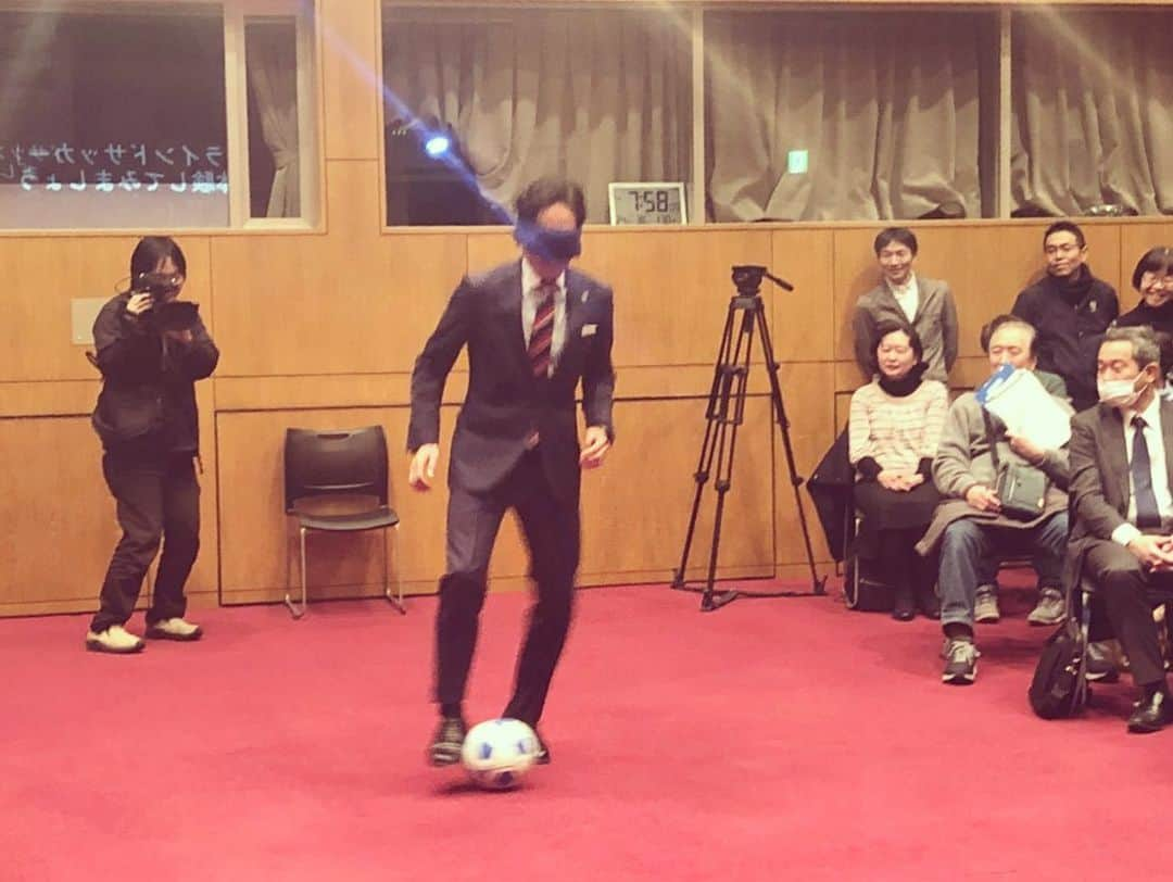 石川直宏さんのインスタグラム写真 - (石川直宏Instagram)「調布市文化会館たづくりで行った「FC東京×ブラインドサッカー講演会」✨たくさんの方々にご参加いただきました🤝  講師として自身の生い立ち、ブラインドサッカーの魅力や東京オリンピックパラリンピックの見どころを熱く語ってくれたのは、パペレシアル品川所属で日本代表強化指定選手でもある寺西一選手(ハジくん)。 僕は同じく講師、そしてファシリテーターとして登壇・進行させていただきました。  ハジくんの人柄はもちろん、日本ブラインドサッカー協会、調布市のご協力もあって素敵な講演・体験会になりました。  ブラインドサッカー・パラスポーツの持つ可能性や価値を皆さんと共有出来た機会になったと思います。  共生社会とは？ そもそも何をもって健常者、障がい者なのか。違和感しかありません。 「不便を感じる事はあっても、不幸ではない」  そう表現したパラアスリートの方がいました。 不便に思わせてしまっている世の中こそ不幸だと思います。  共生社会と言う言葉が無くなる、当たり前にお互いリスペクト・理解し合える世の中にしていきたい。スポーツにはそんな世の中にしていける可能性やパワーがあります。  地道に着実に一歩ずつかもしれません。そんな新たな一歩を今回の講演会からも踏み出せたと思っています✨  皆さん、ありがとうございました😊 . #ブラインドサッカー講演会 #日本ブラインドサッカー協会 #ブラインドサッカー #ブラサカ #burasaka #5人制サッカー  #パペレシアル品川 #日本代表強化指定選手 #寺西一 選手 #調布市 #パラハートちょうふ #東京2020 #オリンピック#パラリンピック #fctokyo #FC東京 #tokyo #FC東京ファミリー #fctokyoclubcommunicator  #FC東京クラブコミュニケーター #CC」1月31日 1時48分 - sgss.18