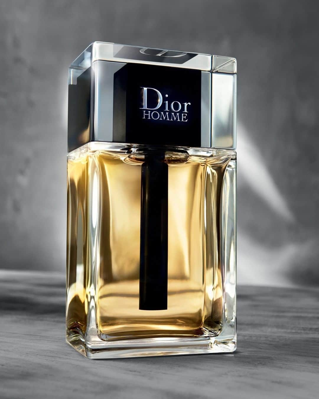 クリスチャンディオールさんのインスタグラム写真 - (クリスチャンディオールInstagram)「DIOR HOMME, THE NEW FRAGRANCE Embrace the new Dior Homme Eau de Toilette, an intensely woody yet luminous signature by François Demachy, Dior Perfumer-Creator.  Redesigned but just as sleek, the new bottle showcases a virile block of crystal-clear glass that reveals the essence of this new fragrance : its powerful amber-colored juice. #diorhomme #imyourman #robertpattinson @diorparfums」1月31日 2時00分 - dior