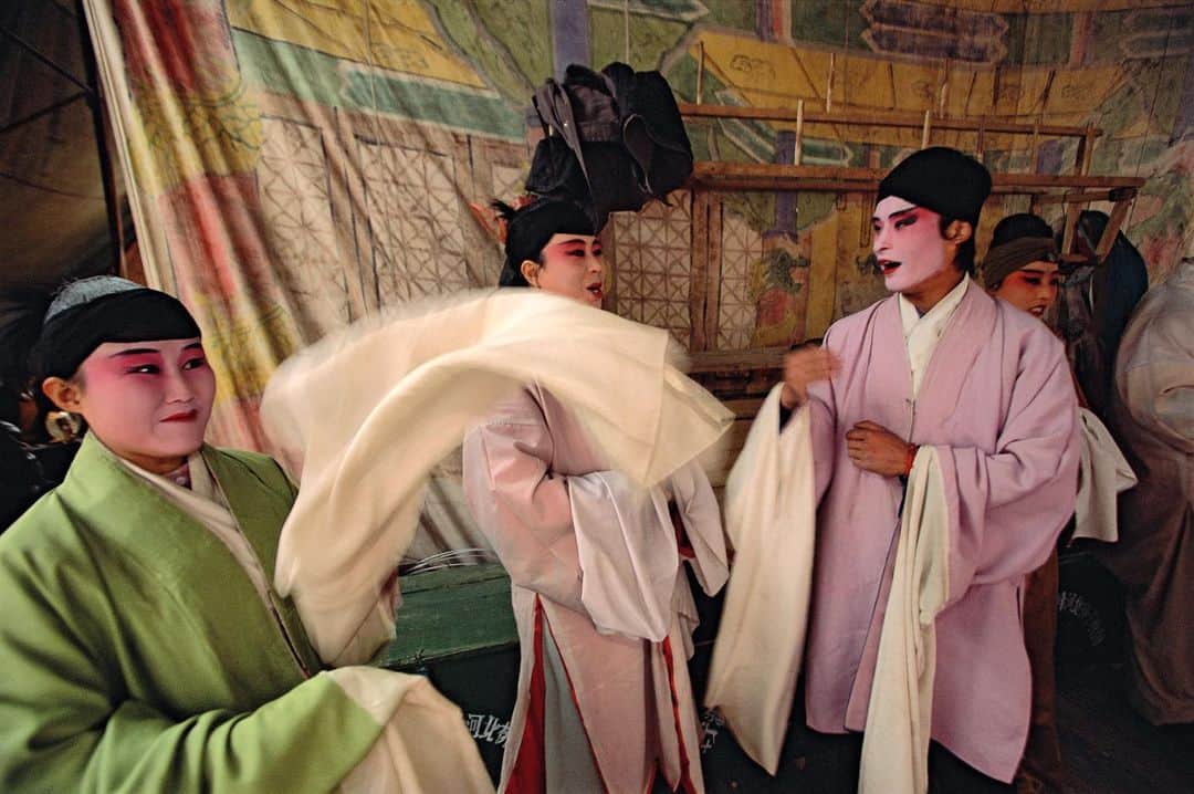 Michael Yamashitaさんのインスタグラム写真 - (Michael YamashitaInstagram)「Back stage Beijing opera: performers prepare for their grand entrance. During the Chinese New Year, from January 25th to February 8th, opera performances will be taking place in makeshift theaters at temples throughout China. #beijing #beijingopera #springfestival #LunarNewYear #yearoftherat」1月31日 2時06分 - yamashitaphoto