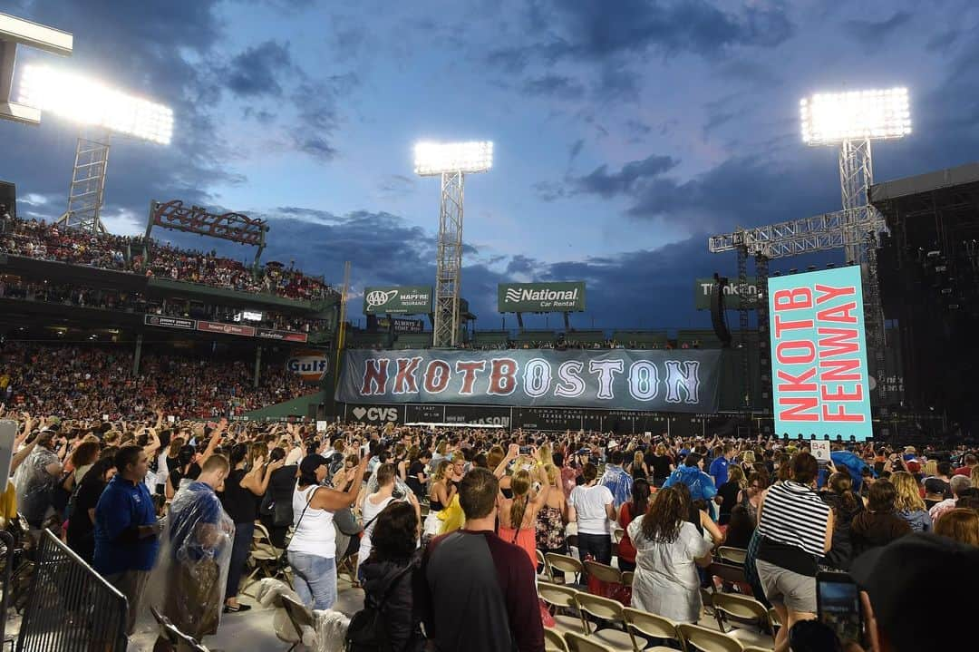 ニュー・キッズ・オン・ザ・ブロックさんのインスタグラム写真 - (ニュー・キッズ・オン・ザ・ブロックInstagram)「#NKOTBoston 🍾🥳🏟 @livenation  presale is available now, link in bio!」1月31日 2時08分 - nkotb