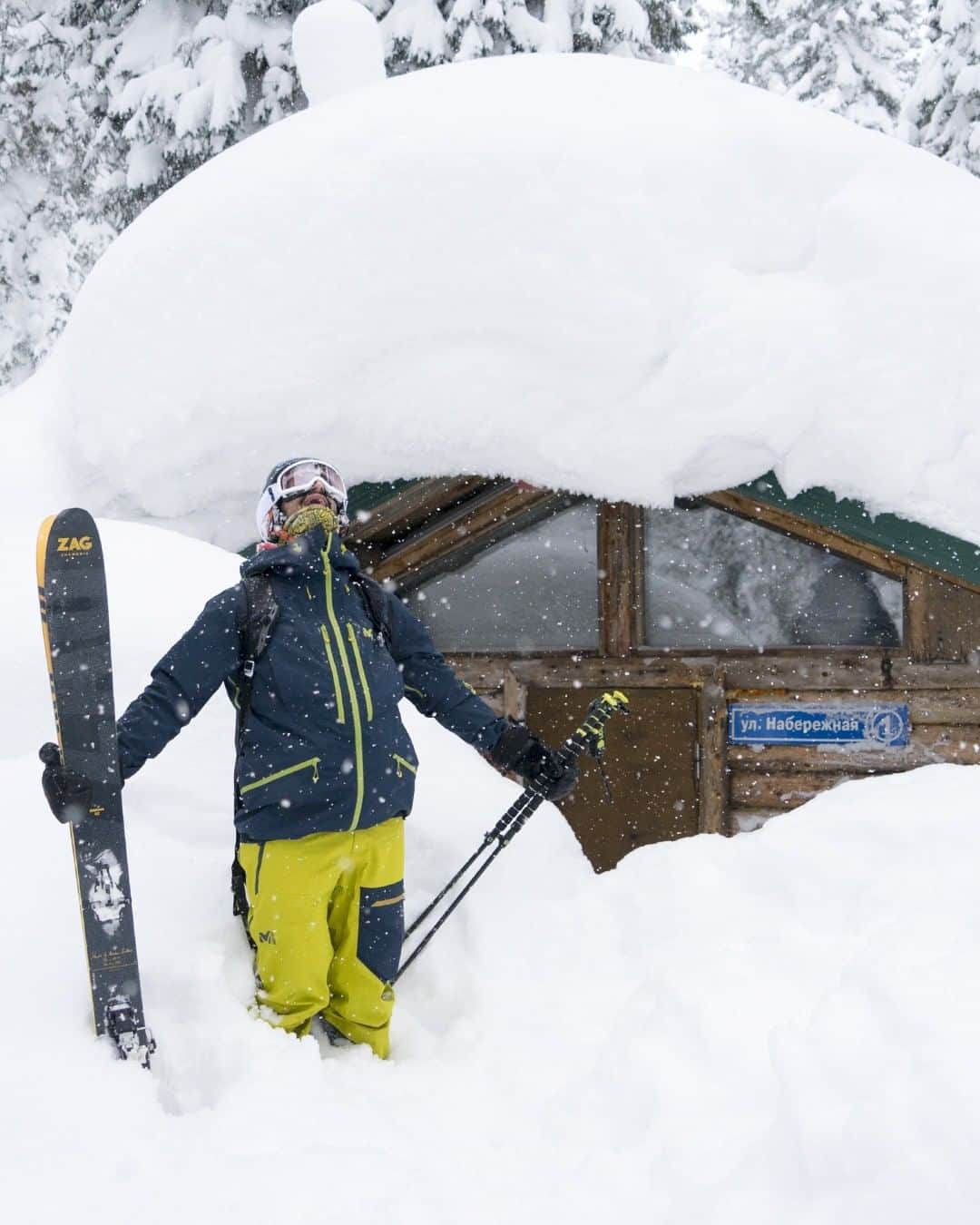 ミレーさんのインスタグラム写真 - (ミレーInstagram)「Looking at this photo and at the amount of snow on the roof, there is no way @j.colonge could be any happier at this very moment!  #MilletRiseUp  #skiing #powderskiing #freeride #freerideskiing」1月31日 2時18分 - millet_mountain