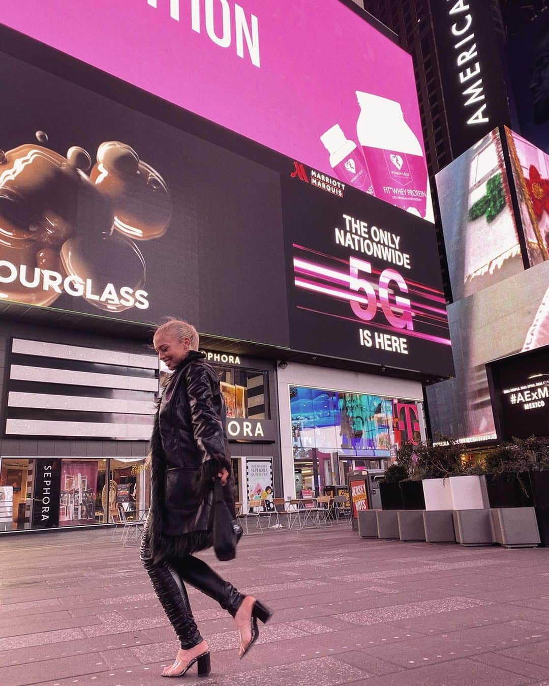 Tammyさんのインスタグラム写真 - (TammyInstagram)「Yayyy.  My 4th ever billboard & it’s in Times Square 🤩🤧 so happy to be here w my @womensbest team ♥」1月31日 2時13分 - tammyhembrow