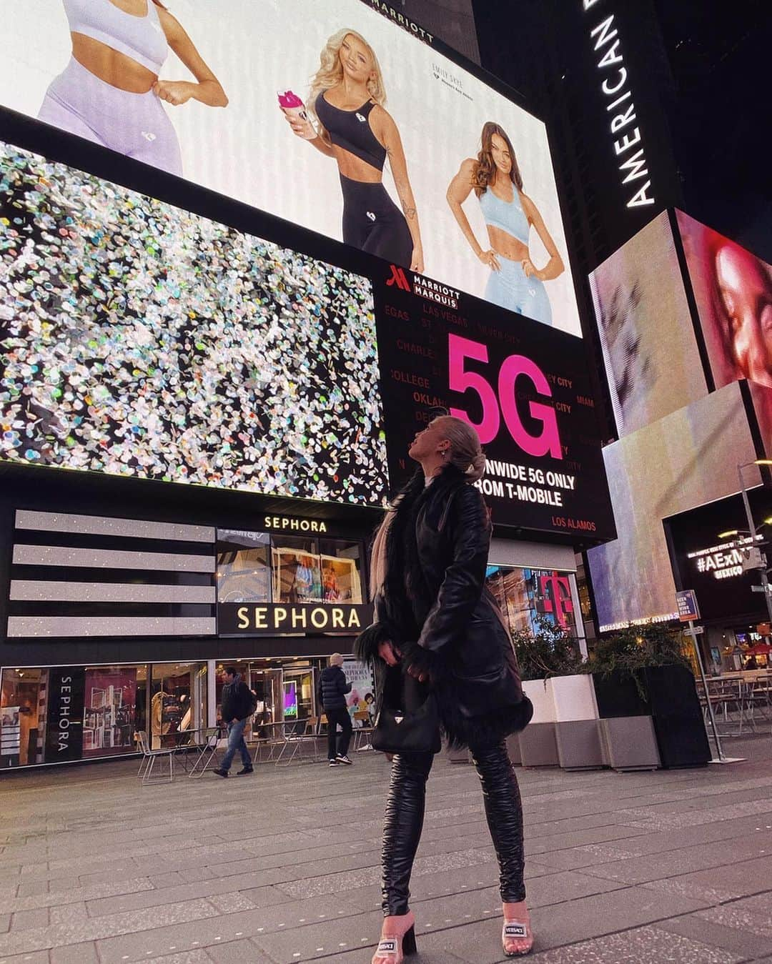 Tammyさんのインスタグラム写真 - (TammyInstagram)「Yayyy.  My 4th ever billboard & it’s in Times Square 🤩🤧 so happy to be here w my @womensbest team ♥」1月31日 2時13分 - tammyhembrow