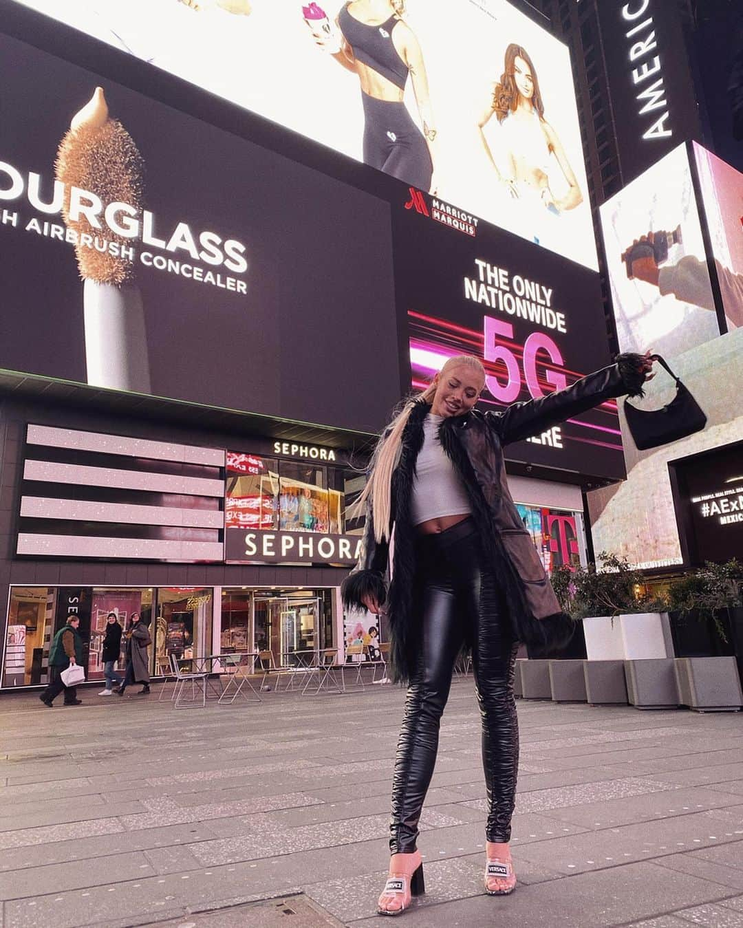 Tammyさんのインスタグラム写真 - (TammyInstagram)「Yayyy.  My 4th ever billboard & it’s in Times Square 🤩🤧 so happy to be here w my @womensbest team ♥」1月31日 2時13分 - tammyhembrow