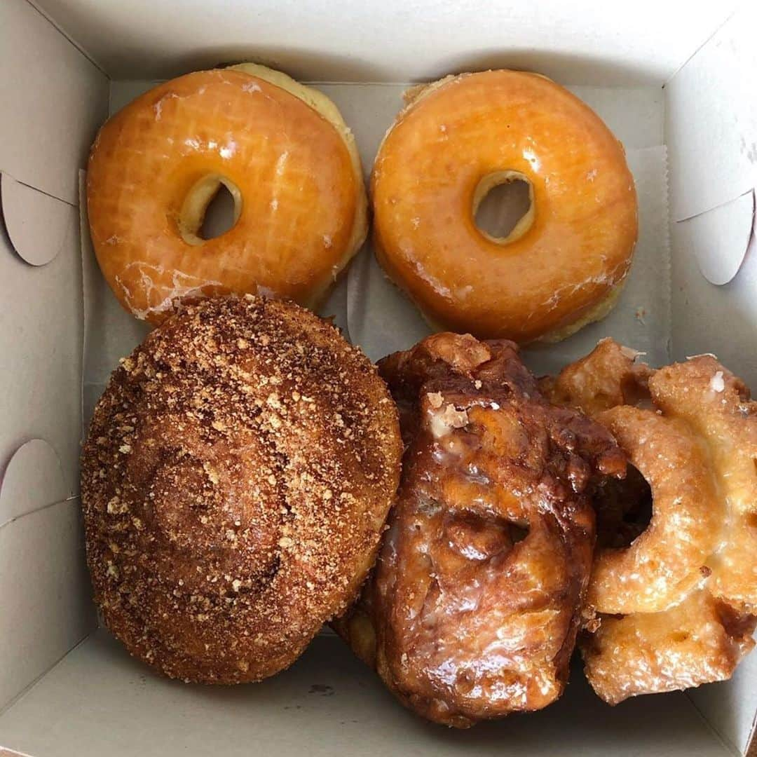 Eater LAさんのインスタグラム写真 - (Eater LAInstagram)「Eater Restaurant editor @hillarydixlercanavan's local donut shop in Los Feliz puts together a lovely half-dozen, especially the apple fritter and the glazed old fashioned. 🍩 Hashtag #eaterla on your best photos for a chance to be featured.」1月31日 2時19分 - eater_la