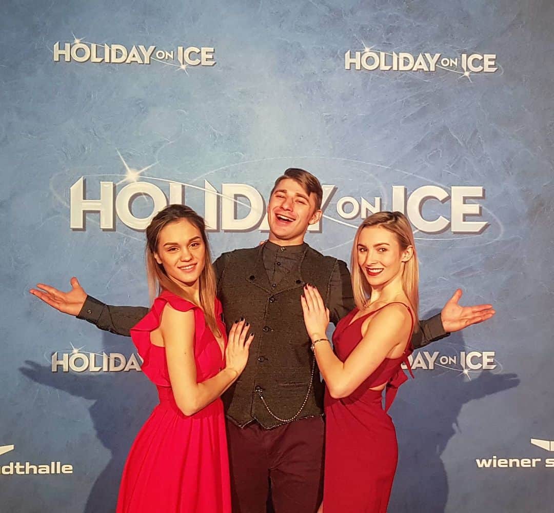 アレクセイ・ロゴノフのインスタグラム：「Opening Night in Vienna! #holidayonice  Вчера дали премьеру в Вене! #SHOWTIME . . . . #АлексейРогонов #rogonov #Supernova #atlantis #iceshow #navkashow #disneyonice #artonice #magiconice #fantasyonice #dancingonice #somethingonice  #фигурноекатание  #figuresketing #inSkate」