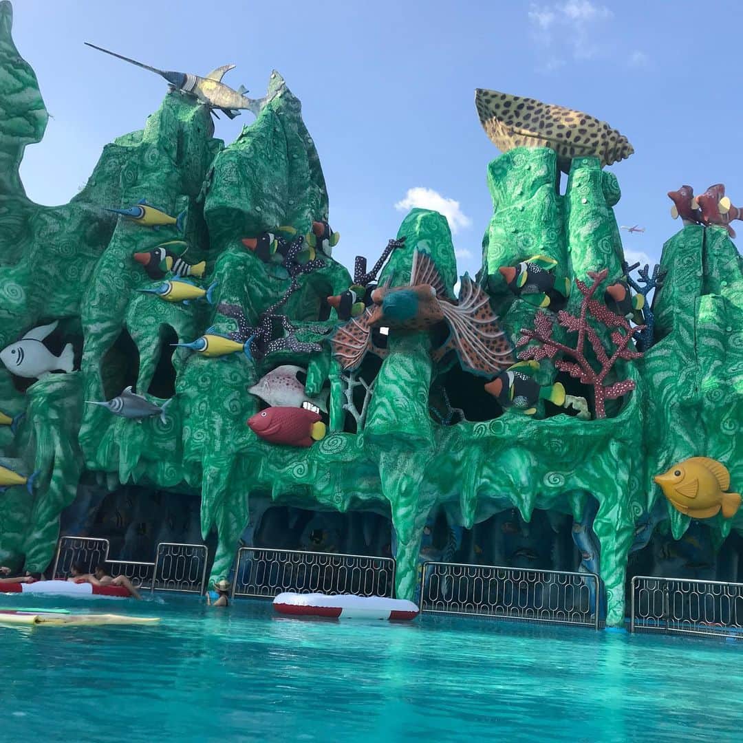 水原希子 さんのインスタグラム写真 - (水原希子 Instagram)「@brasute_hulu 🌏🏃🏻‍♀️❣️ ブラを捨て旅にでよう！ 🥥今日からベトナム編配信開始🌺 ホーチミンにあるスイティエン公園は、 どこもかしこも巨大で不思議なオブジェが 立ち並ぶテーマパーク！とにかくめちゃくちゃ広い！！ 世界の有名遊園地12選に選出されたことが あるだけあって、細部までのこだわりがすごい！ マネージャーのミミ @mimiye0914 と 龍のウォータースライダーに乗ったよ🐠💦 #ブラを捨て旅に出よう  #kikosinfinitejourney  @hulu_japan」1月31日 2時22分 - i_am_kiko