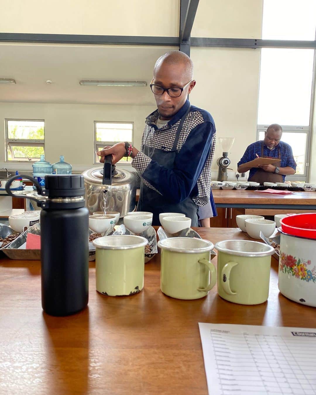 Mel Coffeeさんのインスタグラム写真 - (Mel CoffeeInstagram)「Mount Kenyaを後にし車で3-4時間。RuiruのTatuにあるDorman社に帰ってきました。この数日でカッピングしたものの中からさらに絞り込み素晴らしいコーヒーを。  ケニアのコーヒーは本当に素晴らしいコーヒーばかりです。赤道に近い事もあり、昼間の日差しはとても紫外線が強くかなり焼けました。朝晩は冷え込みますが、この寒暖差がコーヒーをさらに美味しくさせます。  お店もオープンしております。少しまた寒くなってきましたが、ホットコーヒーで温まってくださいませ。  Open 9:00-19:00  #melcoffeeroasters #kenyancoffee #cupping」1月31日 2時23分 - melcoffeeroasters