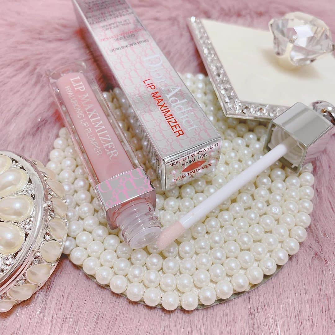 のインスタグラム：「頂いたマキシマイザー この時期は本当に 乾燥対策になるから嬉しい🥺💓 . 見た目も可愛いから好き マキシマイザーは最強に良き!! ぷるんぷるんになるから嬉しい😽💕 . #マキシマイザー#Dior#グロス#唇ケア #乾燥対策#保湿#マキシマイザー001 #ぷるぷる#コスメ#コスメ好きさんと繋がりたい #美意識#美意識高い人と繋がりたい」