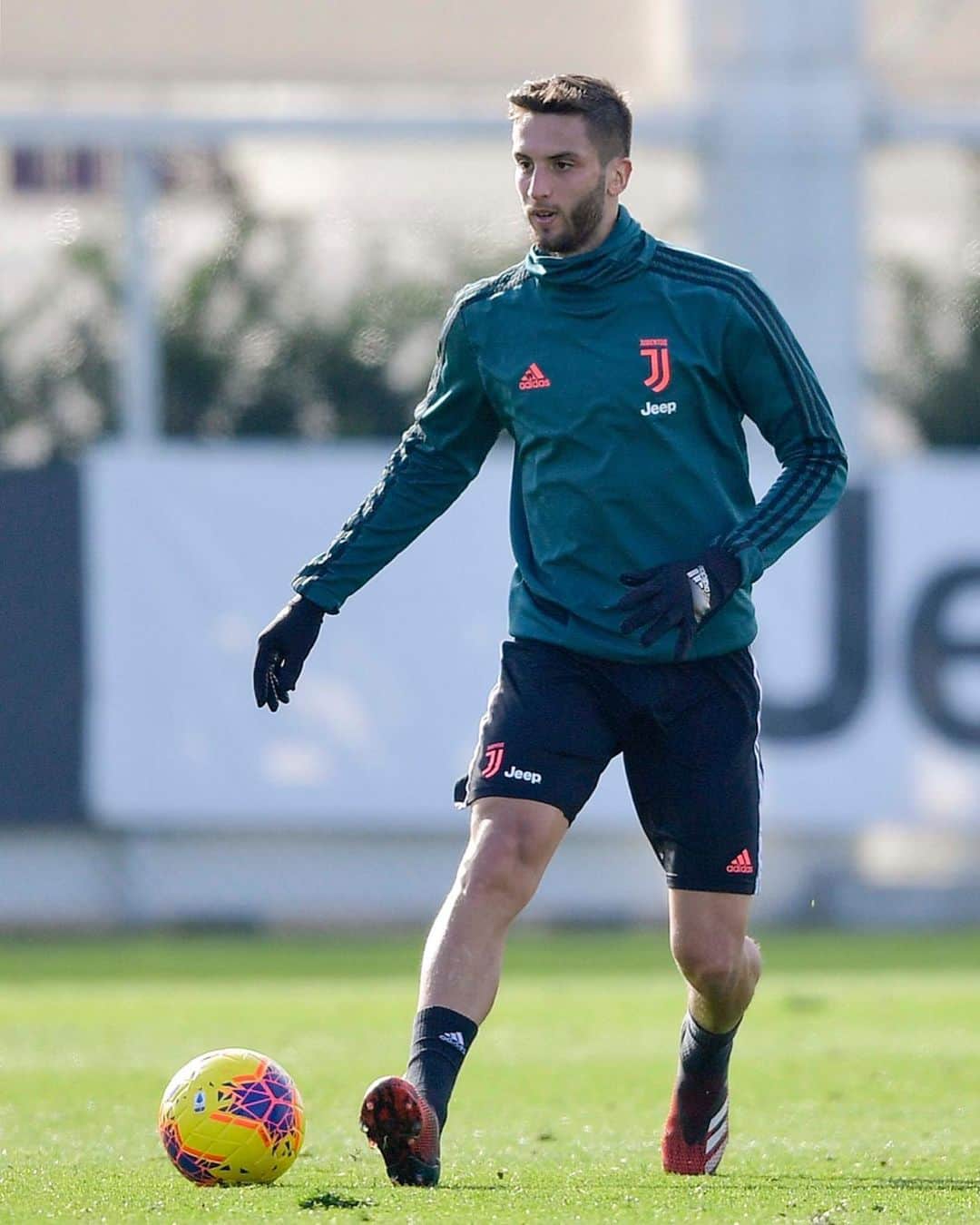 ロドリゴ・ベンタンクールのインスタグラム：「#focus #training #juventus ⚽」