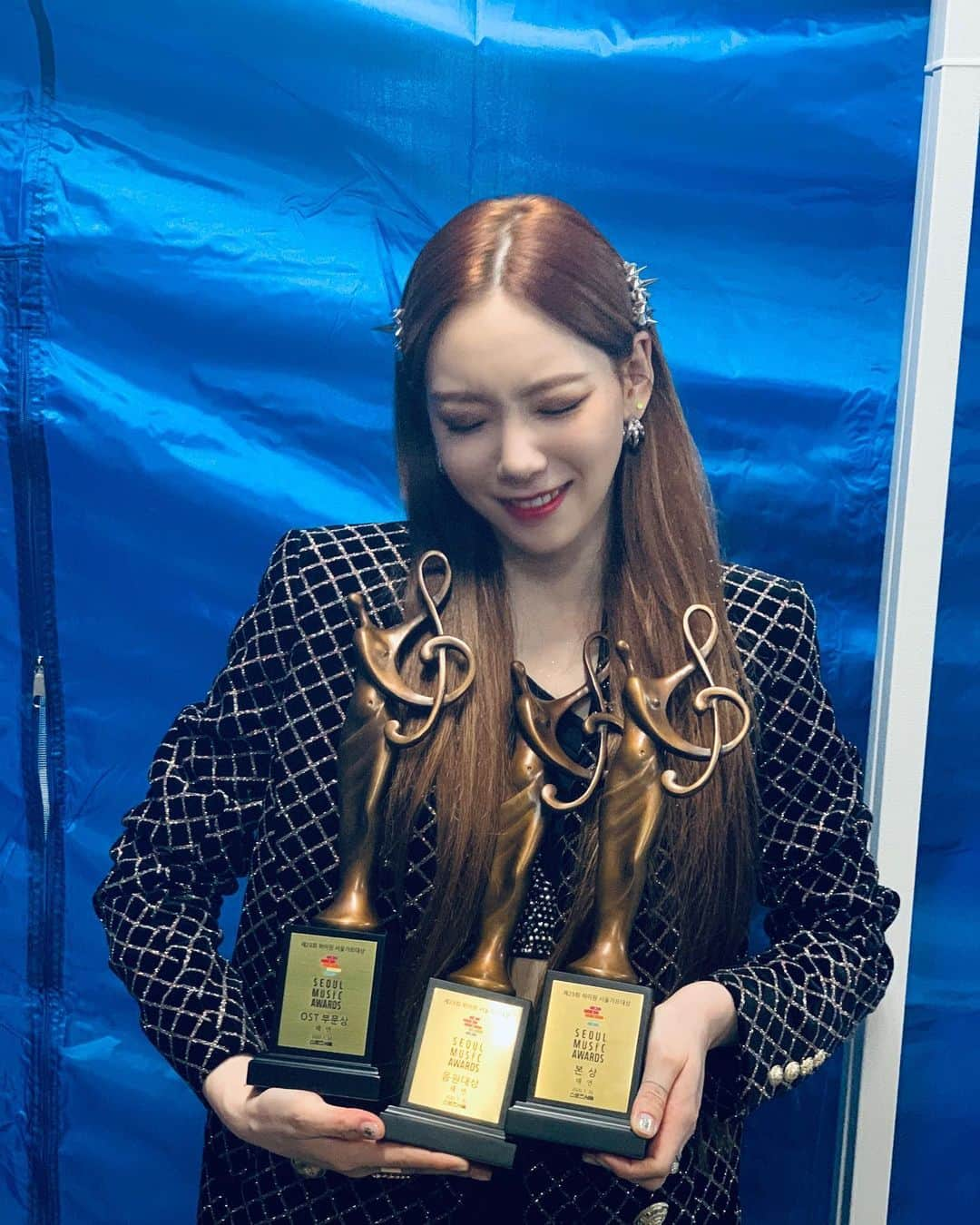 テヨン さんのインスタグラム写真 - (テヨン Instagram)「🏆🏆🏆 오늘 상이 무겁네요! 💜 잊지 못할 순간을 만들어 준 S♡NE 여러분 너무너무 고맙습니다. 그리고 이수만 선생님 비롯한 슴 전직원 여러분도 너무너무 고마워요 우리 더욱더 불티나게 살아보자⚡️ 계속 추가 예정ㅋ」1月31日 2時42分 - taeyeon_ss