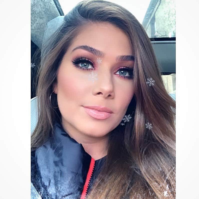 ニッキー・サンダーソンのインスタグラム：「❄️❄️❄️❄️ #selfie #carselfie #filter #greeneyes #snowflakes #winter #cold #makeup」