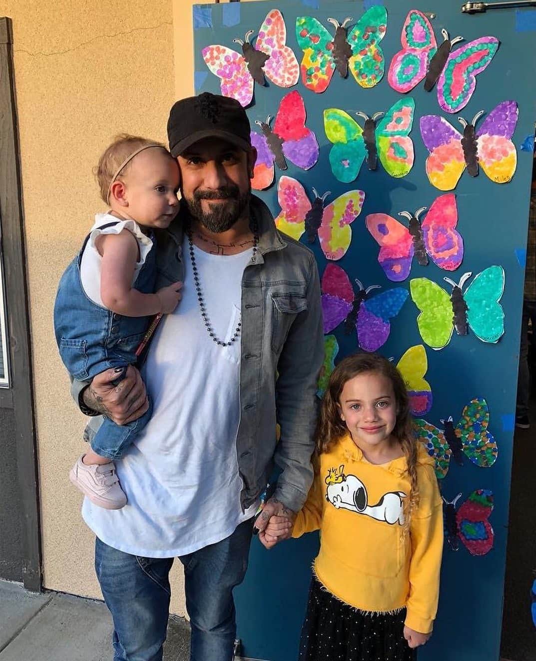 のインスタグラム：「Hugging them a little tighter these days. Proud to be a #girldad!」